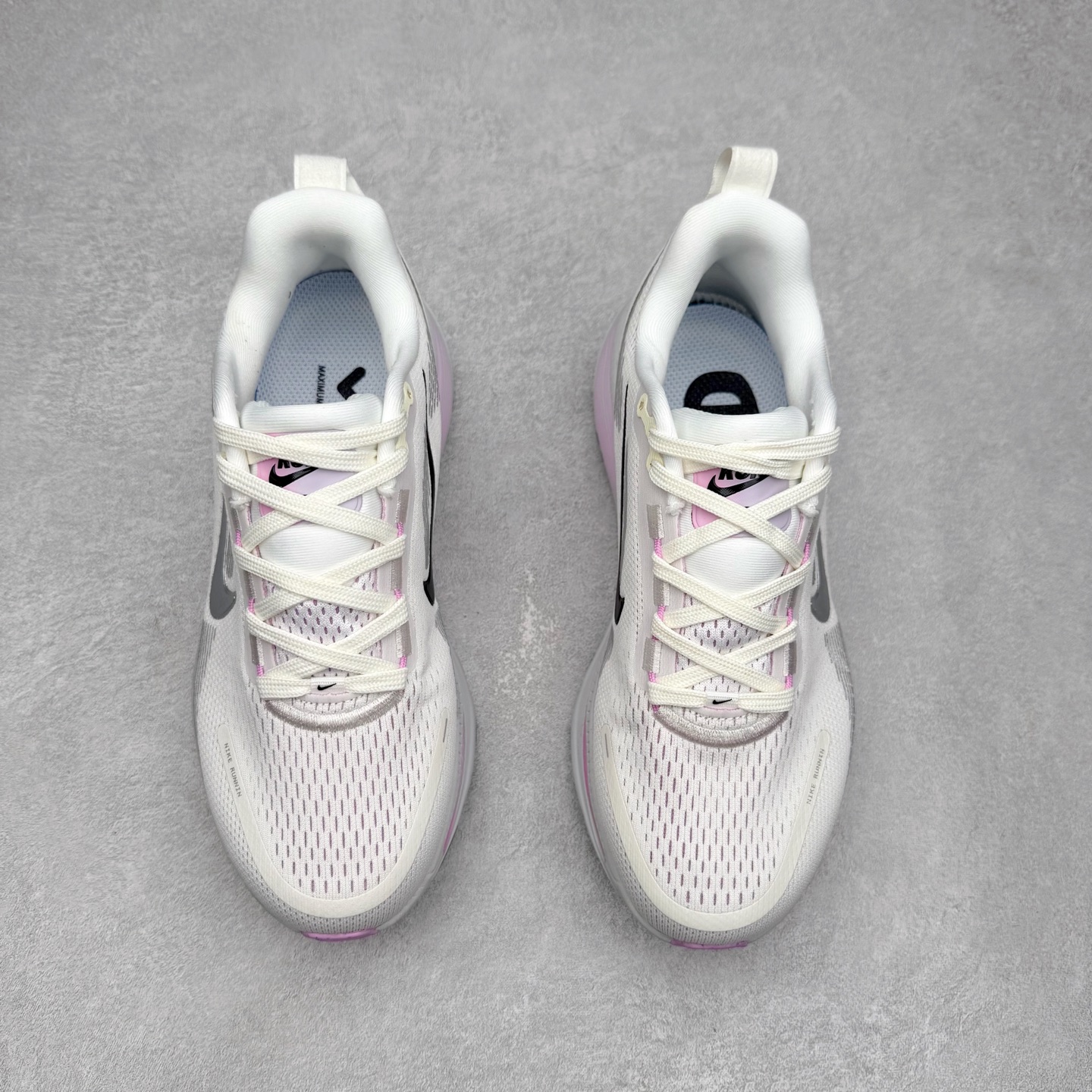 图片[2]-＃纯原福利 NK Air Zoom Vomero 18 轻便舒适公路跑步鞋 质感柔软 弹力充沛 助力一路畅跑 乐享不停 厚实泡绵缔造舒适的回弹效果 铸就出色跑步表现 该鞋款轻盈透气 带你步入舒适新境界 疾速刺激感和非凡舒适脚感交织 定能让跑者在迈步间找到渴望已久的跑步乐趣 自如掌控跑步节奏、配速和里程 足底缓震配置赋予双足柔软舒适感受 助你一路畅跑 缓震设计 在双足触地时有助提供舒适脚感 搭载性能出众的 ZoomX 和 Cushlon 泡绵 营造柔软舒适脚感 助你稳稳迈步 基于跑者反馈 简化中底设计 带来出色舒适感 尺码：36 36.5 37.5 38 38.5 39 40 40.5 41 42 42.5 43 44 44.5 45-选品中心