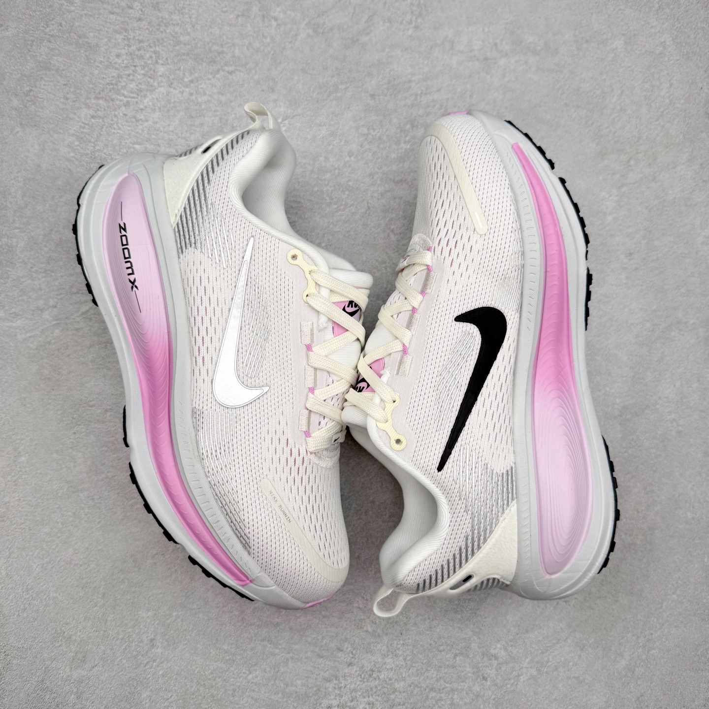 图片[3]-＃纯原福利 NK Air Zoom Vomero 18 轻便舒适公路跑步鞋 质感柔软 弹力充沛 助力一路畅跑 乐享不停 厚实泡绵缔造舒适的回弹效果 铸就出色跑步表现 该鞋款轻盈透气 带你步入舒适新境界 疾速刺激感和非凡舒适脚感交织 定能让跑者在迈步间找到渴望已久的跑步乐趣 自如掌控跑步节奏、配速和里程 足底缓震配置赋予双足柔软舒适感受 助你一路畅跑 缓震设计 在双足触地时有助提供舒适脚感 搭载性能出众的 ZoomX 和 Cushlon 泡绵 营造柔软舒适脚感 助你稳稳迈步 基于跑者反馈 简化中底设计 带来出色舒适感 尺码：36 36.5 37.5 38 38.5 39 40 40.5 41 42 42.5 43 44 44.5 45-选品中心