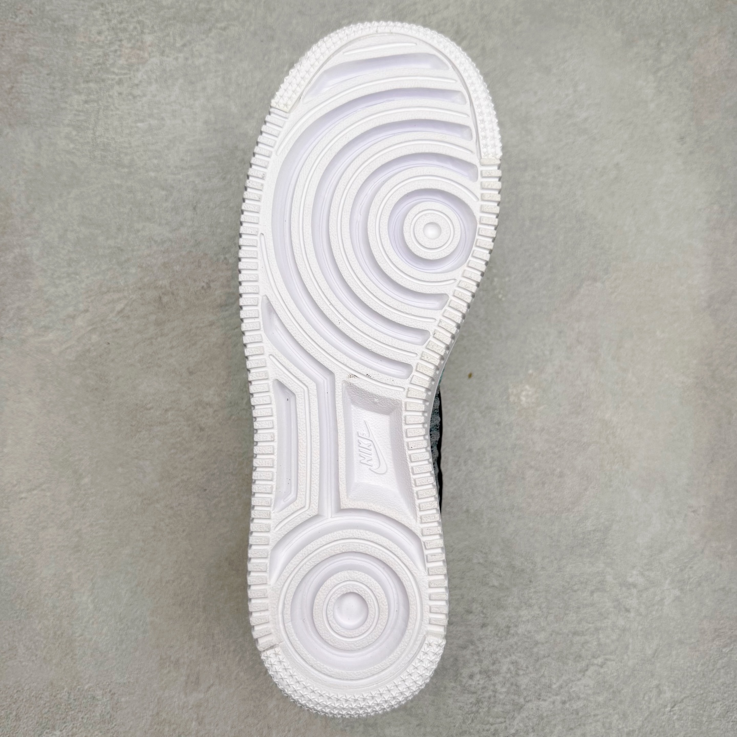 图片[9]-NK Air Force 1´07 Low 空军一号低帮百搭休闲运动板鞋 CI0051-600 柔软、弹性十足的缓震性能和出色的中底设计 横跨复古与现代的外型结合 造就出风靡全球 三十多年的Force 1 直到今天还深受青睐 实拍调校N版已经零色差零失真 百分百还原实物色彩所见即所得 不存在货不对板色差等低级问题 选购参考实物拍摄 不混卖不参货 只用心做好货严格选品 承诺混一赔十 尺码：36 36.5 37.5 38 38.5 39 40 40.5 41 42 42.5 43 44 44.5 45-选品中心