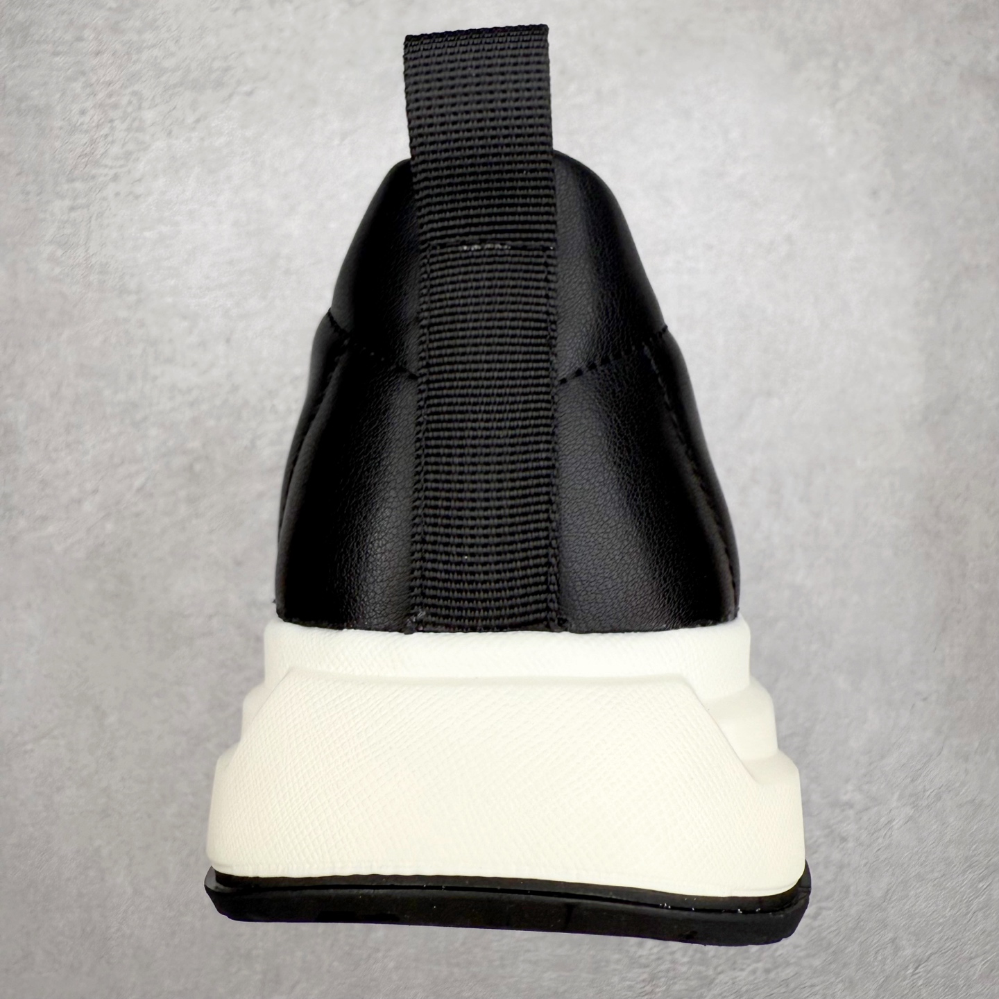 图片[8]-PRADA普拉达 厚底徽标系带运动休闲男鞋系列 广东大厂品质 专柜同步 大气个性更潮更抢眼更追求档次，它将颠覆旧念，与您共度时尚潮人必备! 面料采用原版进口小牛皮 牛皮内里垫脚 橡胶发泡大底 轻便防滑耐磨 脚感舒适 款式耐看做工精细 配以简洁利落的鞋楦 彰显男人的果敢和硬朗 尺码：39-44（皮鞋码）-选品中心