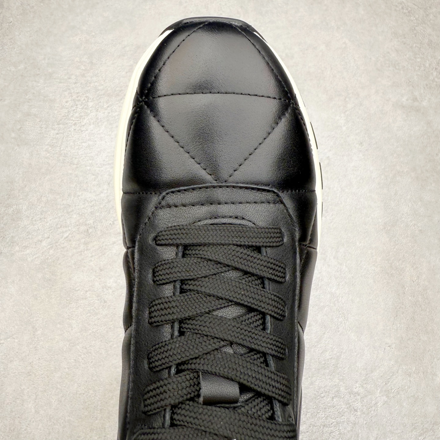 图片[4]-PRADA普拉达 厚底徽标系带运动休闲男鞋系列 广东大厂品质 专柜同步 大气个性更潮更抢眼更追求档次，它将颠覆旧念，与您共度时尚潮人必备! 面料采用原版进口小牛皮 牛皮内里垫脚 橡胶发泡大底 轻便防滑耐磨 脚感舒适 款式耐看做工精细 配以简洁利落的鞋楦 彰显男人的果敢和硬朗 尺码：39-44（皮鞋码）-选品中心