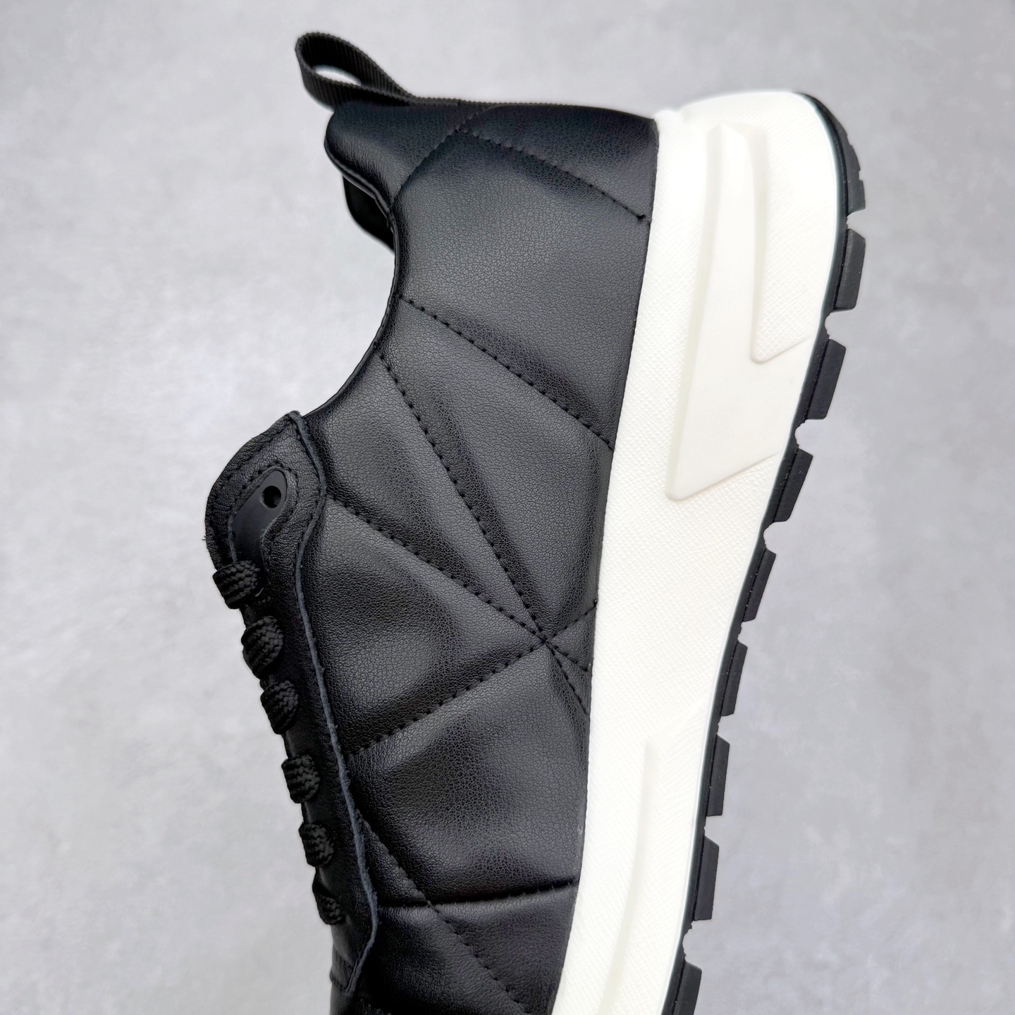 图片[7]-PRADA普拉达 厚底徽标系带运动休闲男鞋系列 广东大厂品质 专柜同步 大气个性更潮更抢眼更追求档次，它将颠覆旧念，与您共度时尚潮人必备! 面料采用原版进口小牛皮 牛皮内里垫脚 橡胶发泡大底 轻便防滑耐磨 脚感舒适 款式耐看做工精细 配以简洁利落的鞋楦 彰显男人的果敢和硬朗 尺码：39-44（皮鞋码）-选品中心