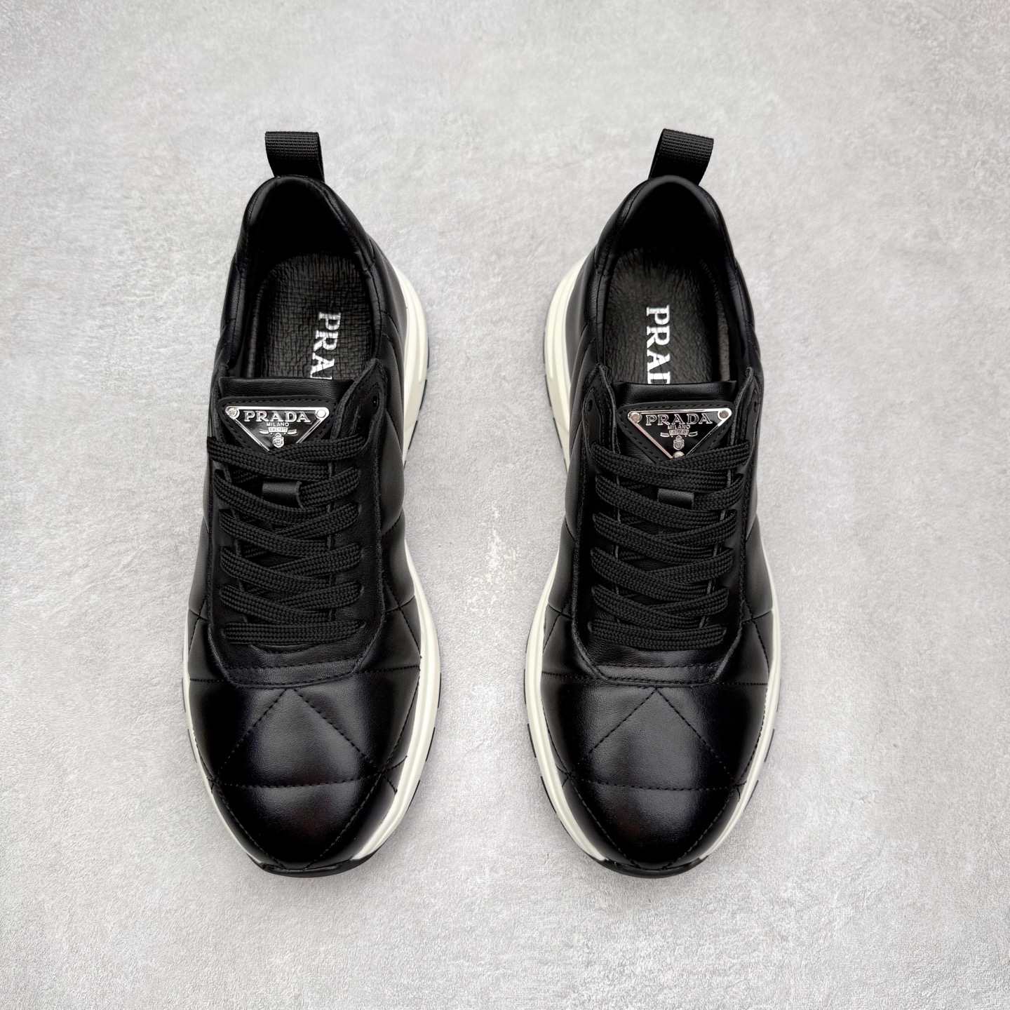 图片[2]-PRADA普拉达 厚底徽标系带运动休闲男鞋系列 广东大厂品质 专柜同步 大气个性更潮更抢眼更追求档次，它将颠覆旧念，与您共度时尚潮人必备! 面料采用原版进口小牛皮 牛皮内里垫脚 橡胶发泡大底 轻便防滑耐磨 脚感舒适 款式耐看做工精细 配以简洁利落的鞋楦 彰显男人的果敢和硬朗 尺码：39-44（皮鞋码）-选品中心