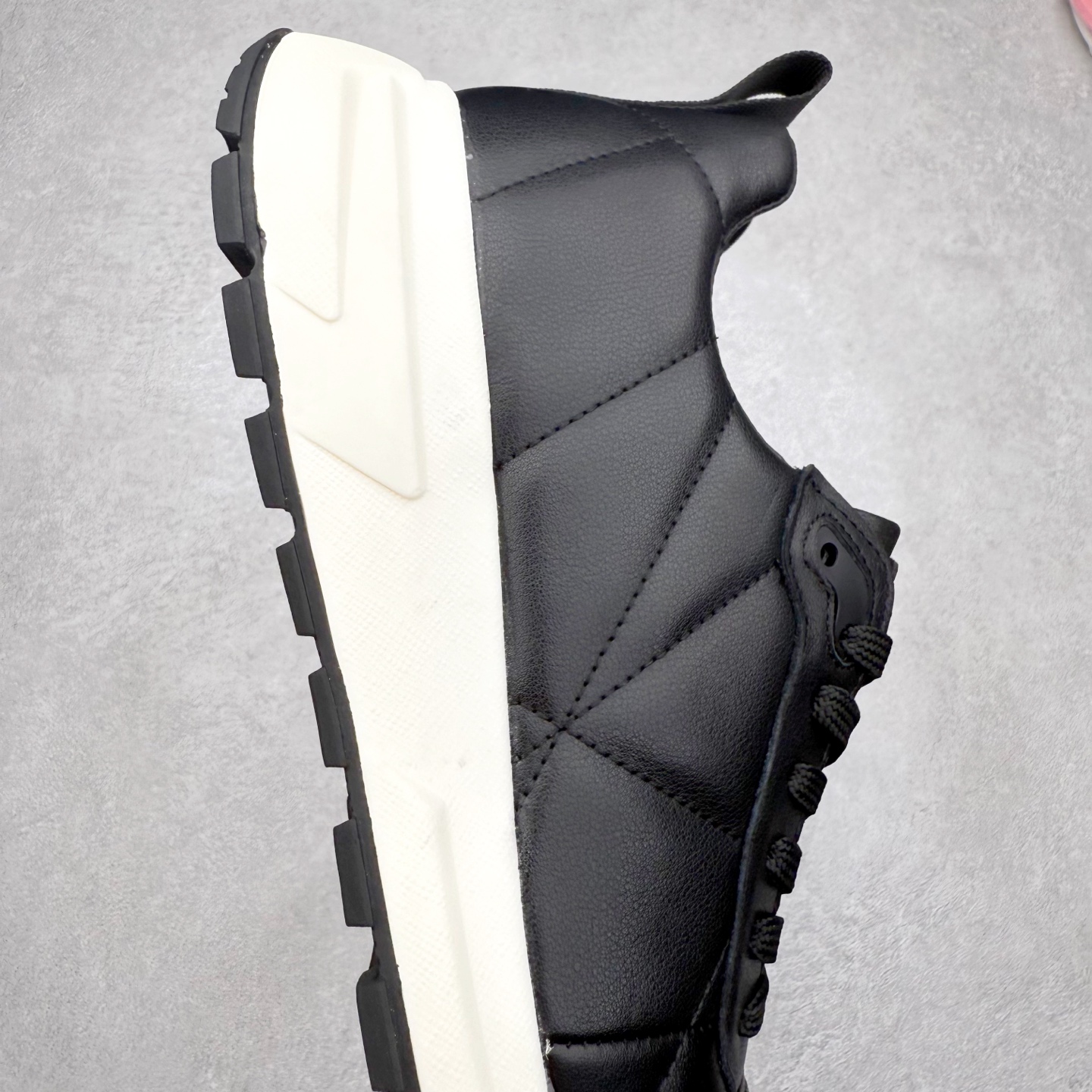 图片[6]-PRADA普拉达 厚底徽标系带运动休闲男鞋系列 广东大厂品质 专柜同步 大气个性更潮更抢眼更追求档次，它将颠覆旧念，与您共度时尚潮人必备! 面料采用原版进口小牛皮 牛皮内里垫脚 橡胶发泡大底 轻便防滑耐磨 脚感舒适 款式耐看做工精细 配以简洁利落的鞋楦 彰显男人的果敢和硬朗 尺码：39-44（皮鞋码）-选品中心