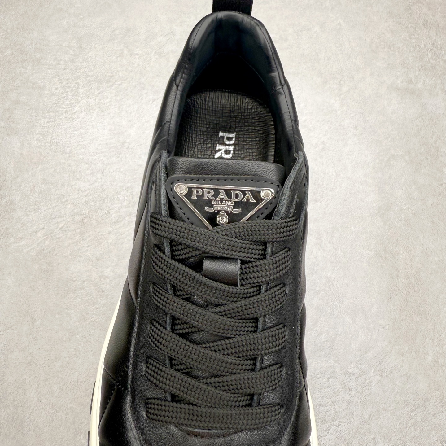图片[5]-PRADA普拉达 厚底徽标系带运动休闲男鞋系列 广东大厂品质 专柜同步 大气个性更潮更抢眼更追求档次，它将颠覆旧念，与您共度时尚潮人必备! 面料采用原版进口小牛皮 牛皮内里垫脚 橡胶发泡大底 轻便防滑耐磨 脚感舒适 款式耐看做工精细 配以简洁利落的鞋楦 彰显男人的果敢和硬朗 尺码：39-44（皮鞋码）-选品中心