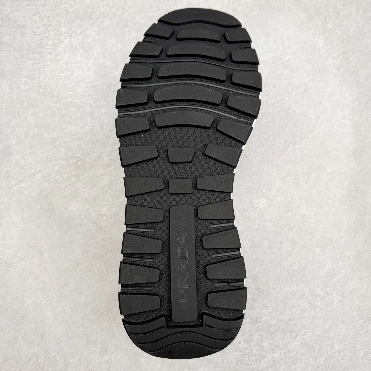 图片[9]-PRADA普拉达 厚底徽标系带运动休闲男鞋系列 广东大厂品质 专柜同步 大气个性更潮更抢眼更追求档次，它将颠覆旧念，与您共度时尚潮人必备! 面料采用原版进口小牛皮 牛皮内里垫脚 橡胶发泡大底 轻便防滑耐磨 脚感舒适 款式耐看做工精细 配以简洁利落的鞋楦 彰显男人的果敢和硬朗 尺码：39-44（皮鞋码）-选品中心