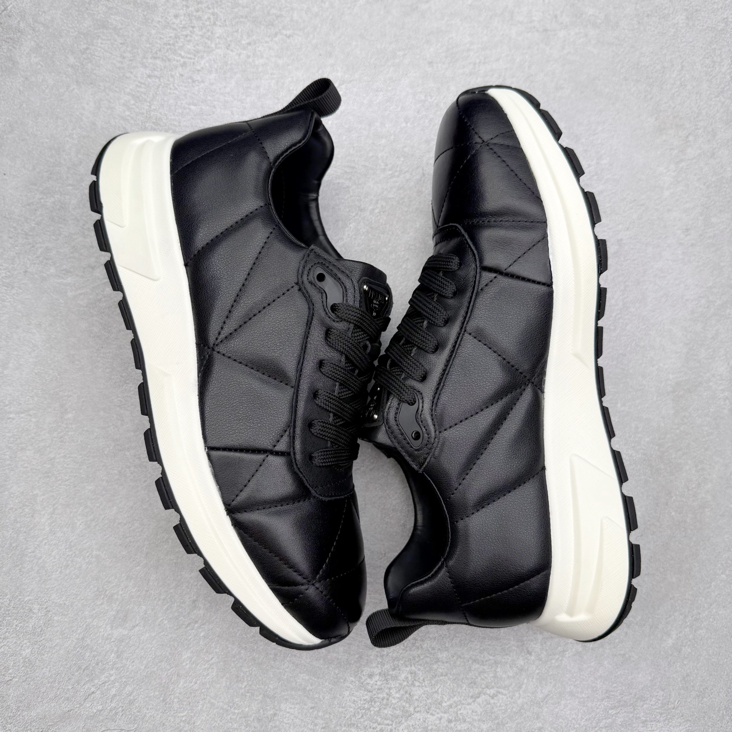 图片[3]-PRADA普拉达 厚底徽标系带运动休闲男鞋系列 广东大厂品质 专柜同步 大气个性更潮更抢眼更追求档次，它将颠覆旧念，与您共度时尚潮人必备! 面料采用原版进口小牛皮 牛皮内里垫脚 橡胶发泡大底 轻便防滑耐磨 脚感舒适 款式耐看做工精细 配以简洁利落的鞋楦 彰显男人的果敢和硬朗 尺码：39-44（皮鞋码）-选品中心