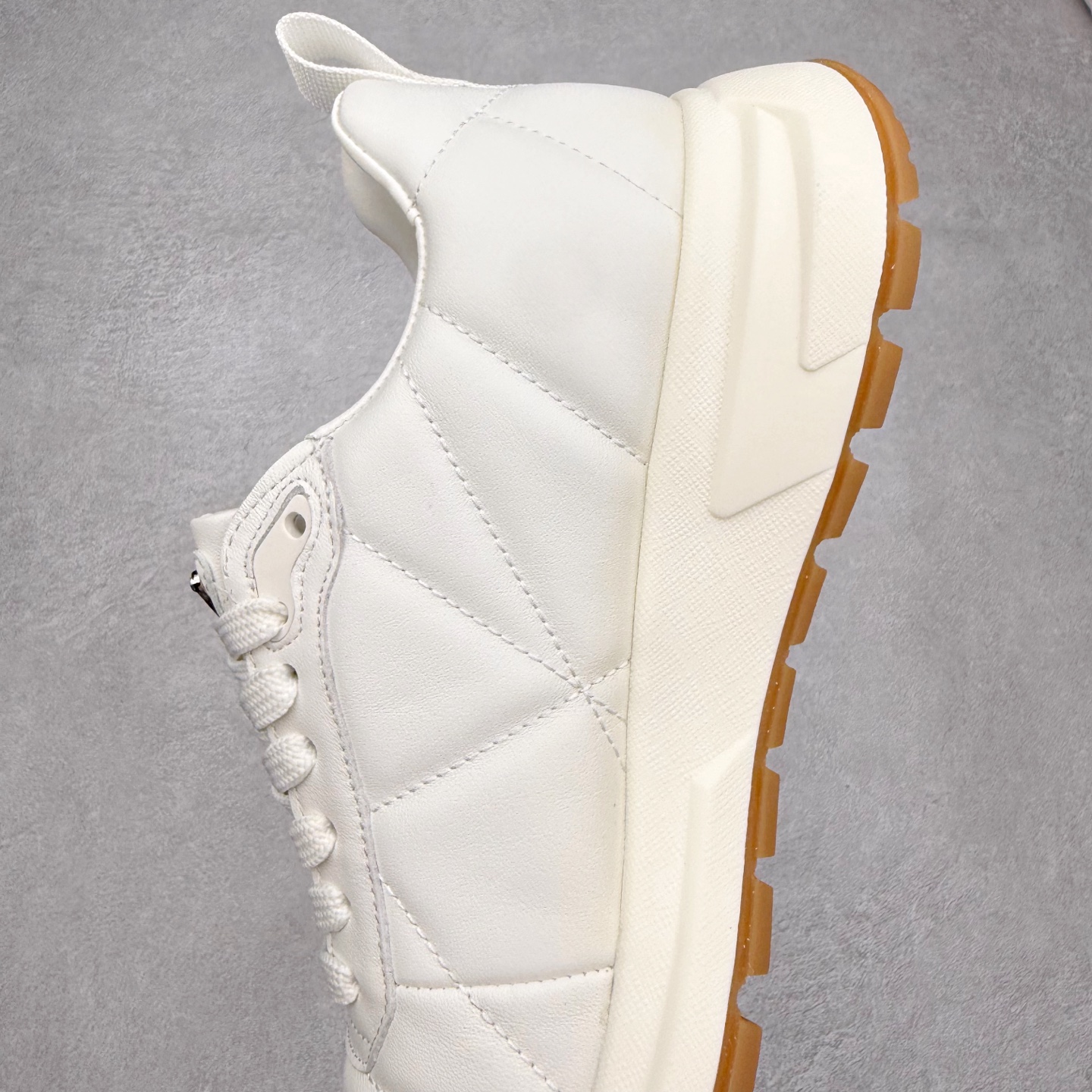 图片[7]-PRADA普拉达 厚底徽标系带运动休闲男鞋系列 广东大厂品质 专柜同步 大气个性更潮更抢眼更追求档次，它将颠覆旧念，与您共度时尚潮人必备! 面料采用原版进口小牛皮 牛皮内里垫脚 橡胶发泡大底 轻便防滑耐磨 脚感舒适 款式耐看做工精细 配以简洁利落的鞋楦 彰显男人的果敢和硬朗 尺码：39-44（皮鞋码）-选品中心