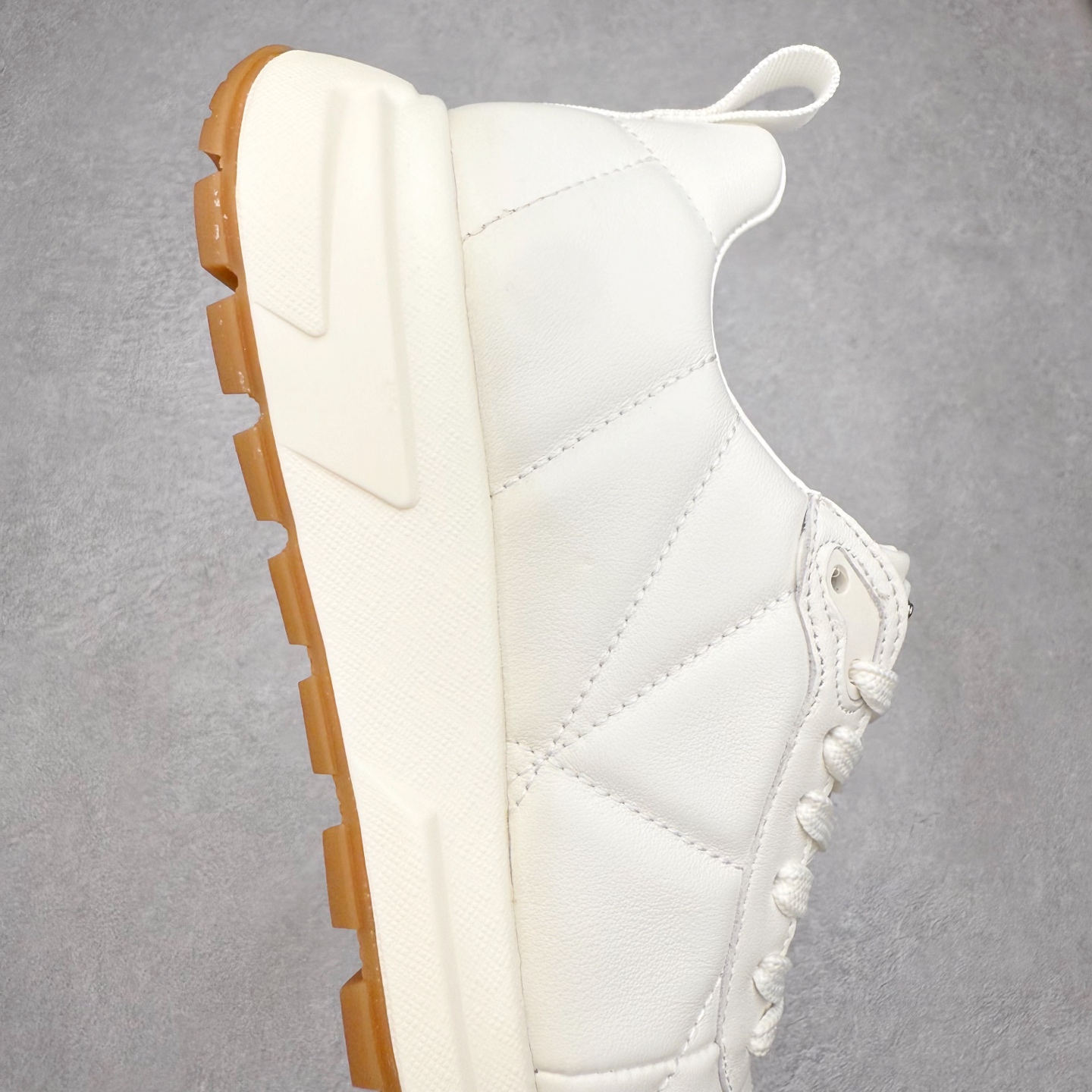 图片[6]-PRADA普拉达 厚底徽标系带运动休闲男鞋系列 广东大厂品质 专柜同步 大气个性更潮更抢眼更追求档次，它将颠覆旧念，与您共度时尚潮人必备! 面料采用原版进口小牛皮 牛皮内里垫脚 橡胶发泡大底 轻便防滑耐磨 脚感舒适 款式耐看做工精细 配以简洁利落的鞋楦 彰显男人的果敢和硬朗 尺码：39-44（皮鞋码）-选品中心