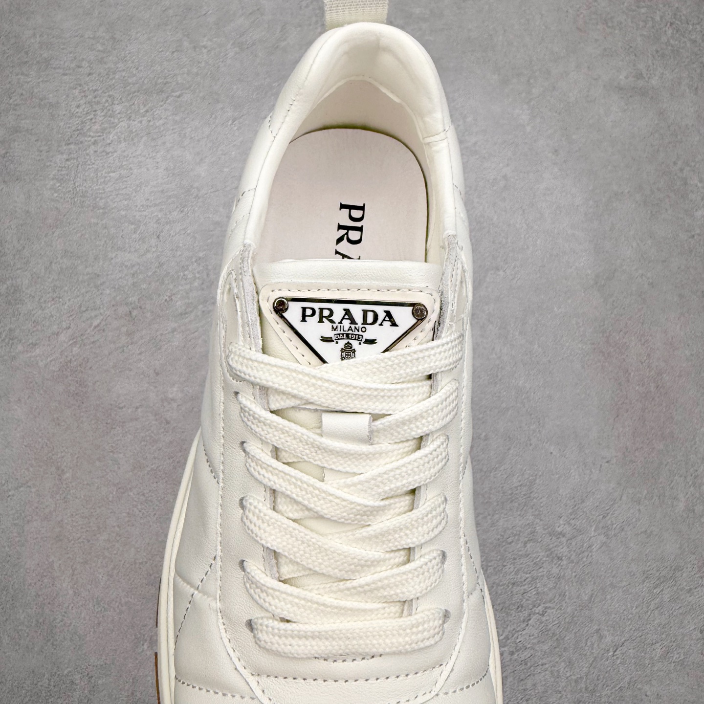 图片[5]-PRADA普拉达 厚底徽标系带运动休闲男鞋系列 广东大厂品质 专柜同步 大气个性更潮更抢眼更追求档次，它将颠覆旧念，与您共度时尚潮人必备! 面料采用原版进口小牛皮 牛皮内里垫脚 橡胶发泡大底 轻便防滑耐磨 脚感舒适 款式耐看做工精细 配以简洁利落的鞋楦 彰显男人的果敢和硬朗 尺码：39-44（皮鞋码）-选品中心