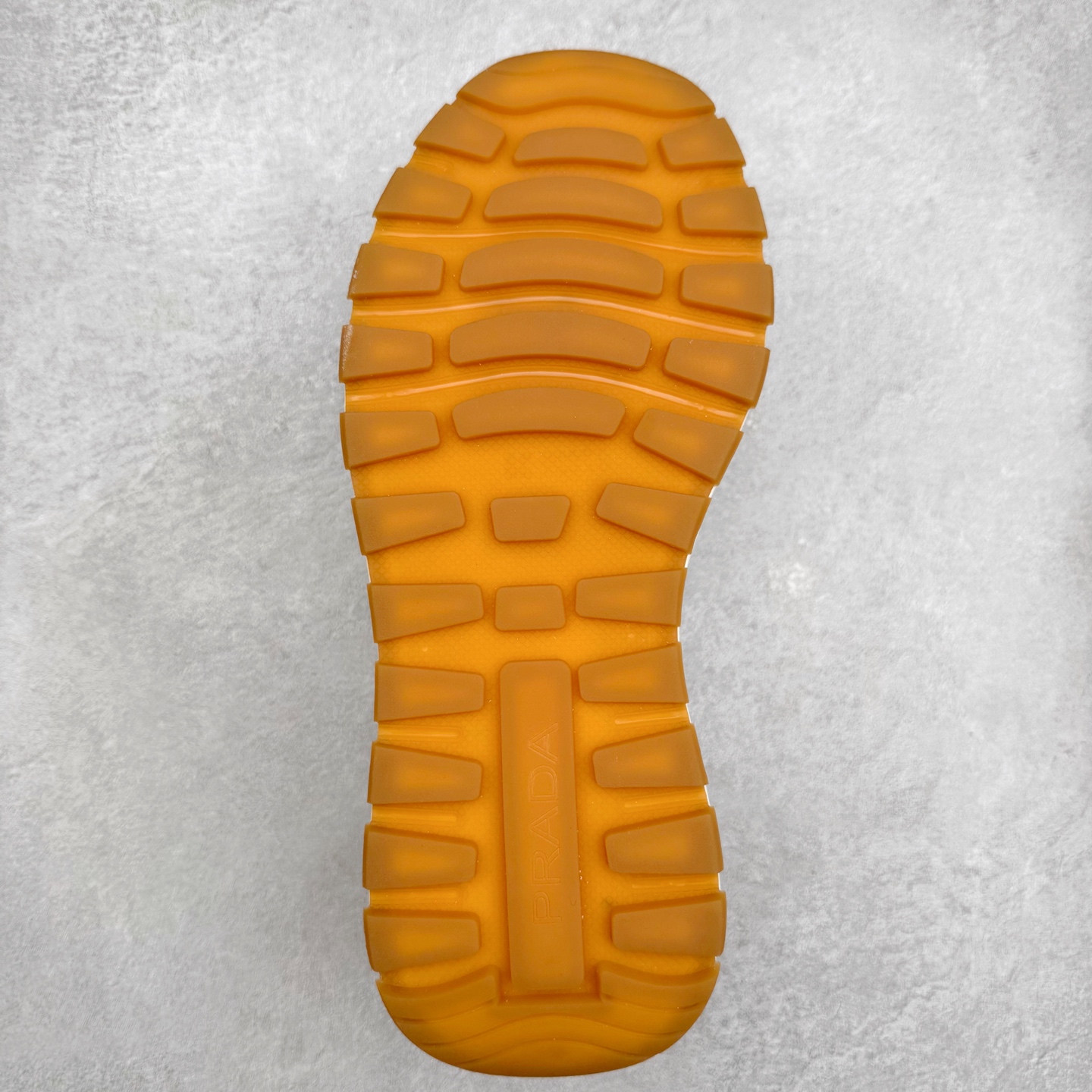 图片[9]-PRADA普拉达 厚底徽标系带运动休闲男鞋系列 广东大厂品质 专柜同步 大气个性更潮更抢眼更追求档次，它将颠覆旧念，与您共度时尚潮人必备! 面料采用原版进口小牛皮 牛皮内里垫脚 橡胶发泡大底 轻便防滑耐磨 脚感舒适 款式耐看做工精细 配以简洁利落的鞋楦 彰显男人的果敢和硬朗 尺码：39-44（皮鞋码）-选品中心