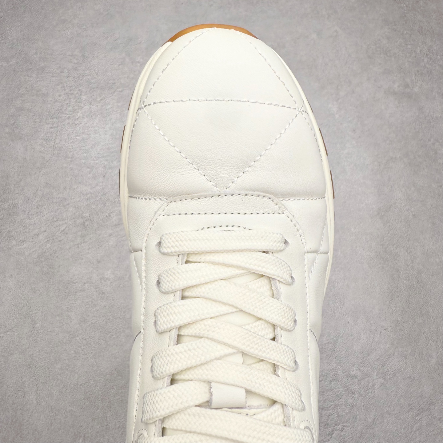 图片[4]-PRADA普拉达 厚底徽标系带运动休闲男鞋系列 广东大厂品质 专柜同步 大气个性更潮更抢眼更追求档次，它将颠覆旧念，与您共度时尚潮人必备! 面料采用原版进口小牛皮 牛皮内里垫脚 橡胶发泡大底 轻便防滑耐磨 脚感舒适 款式耐看做工精细 配以简洁利落的鞋楦 彰显男人的果敢和硬朗 尺码：39-44（皮鞋码）-选品中心