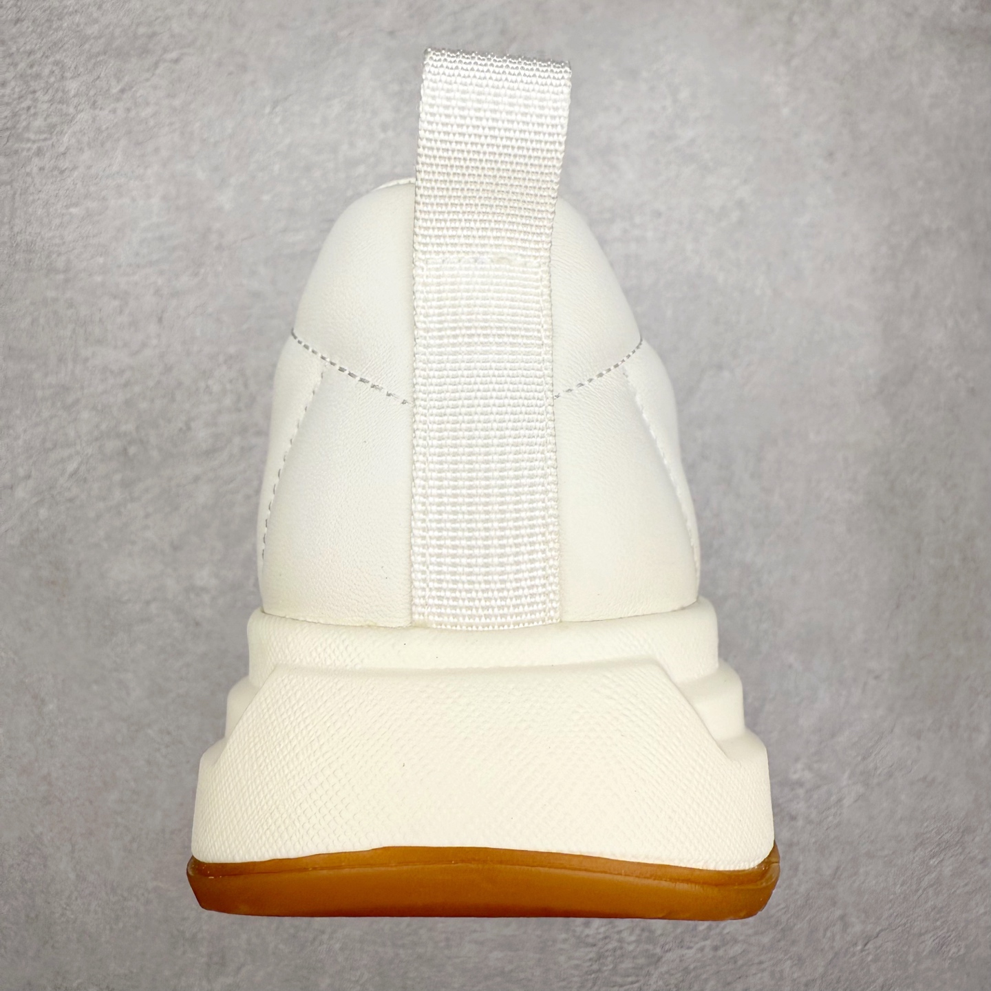 图片[8]-PRADA普拉达 厚底徽标系带运动休闲男鞋系列 广东大厂品质 专柜同步 大气个性更潮更抢眼更追求档次，它将颠覆旧念，与您共度时尚潮人必备! 面料采用原版进口小牛皮 牛皮内里垫脚 橡胶发泡大底 轻便防滑耐磨 脚感舒适 款式耐看做工精细 配以简洁利落的鞋楦 彰显男人的果敢和硬朗 尺码：39-44（皮鞋码）-选品中心