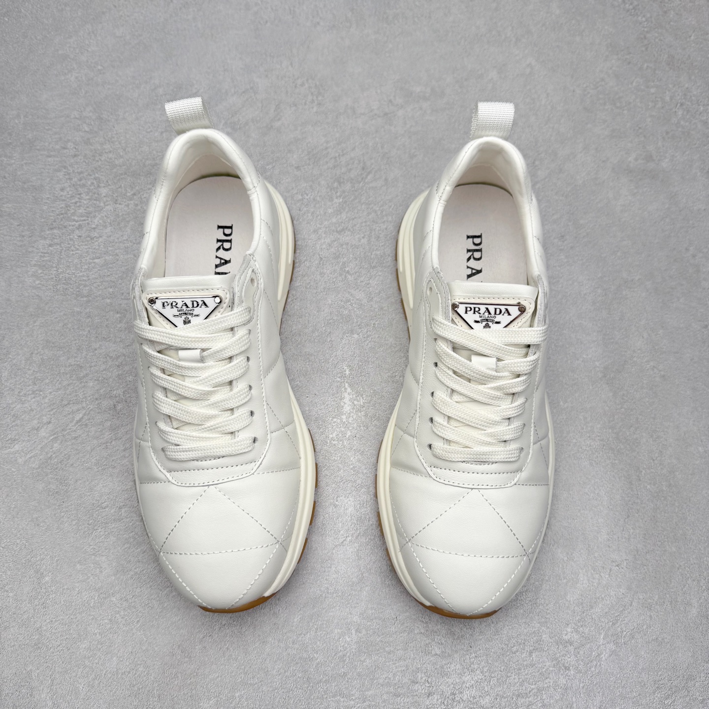 图片[2]-PRADA普拉达 厚底徽标系带运动休闲男鞋系列 广东大厂品质 专柜同步 大气个性更潮更抢眼更追求档次，它将颠覆旧念，与您共度时尚潮人必备! 面料采用原版进口小牛皮 牛皮内里垫脚 橡胶发泡大底 轻便防滑耐磨 脚感舒适 款式耐看做工精细 配以简洁利落的鞋楦 彰显男人的果敢和硬朗 尺码：39-44（皮鞋码）-选品中心