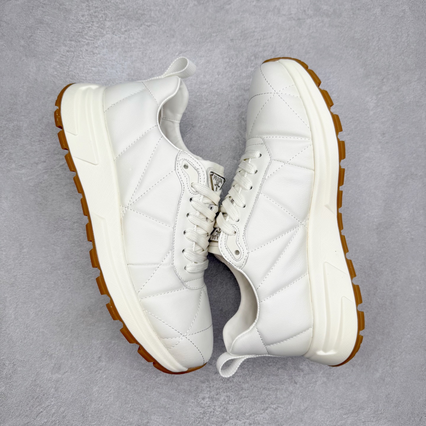 图片[3]-PRADA普拉达 厚底徽标系带运动休闲男鞋系列 广东大厂品质 专柜同步 大气个性更潮更抢眼更追求档次，它将颠覆旧念，与您共度时尚潮人必备! 面料采用原版进口小牛皮 牛皮内里垫脚 橡胶发泡大底 轻便防滑耐磨 脚感舒适 款式耐看做工精细 配以简洁利落的鞋楦 彰显男人的果敢和硬朗 尺码：39-44（皮鞋码）-选品中心