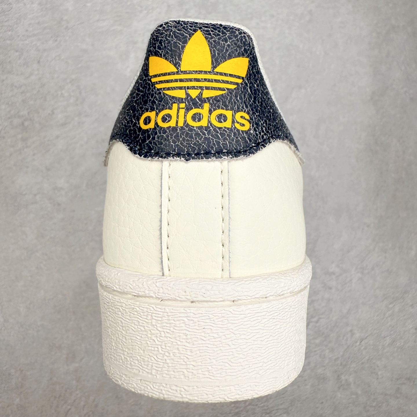 图片[8]-AD Originals Superstar 经典复古贝壳头板鞋 JR6989 诞生于1969年 是第一双将全皮面鞋 身与橡胶鞋头结合在一起的低帮篮球鞋 Superstar最开始 是作为高帮篮球鞋Pro Model的低帮版本而出现的 但因为其独特和醒目的橡胶鞋头造型而让大家熟知 被大家形象地称为\\\”shelltoe\\\”贝壳头 在70年代的美国职业篮球场上 接近3/4的NBA球员都将这双Superstar作为场上用鞋 80年代之后 经过不断的改良和发展 Superstar逐渐成为横跨时装、音乐、街头文化、休闲和运动等各大领域的时尚潮鞋 尺码：36 36.5 37 38 38.5 39 40 40.5 41 42 42.5 43 44 44.5 45-选品中心