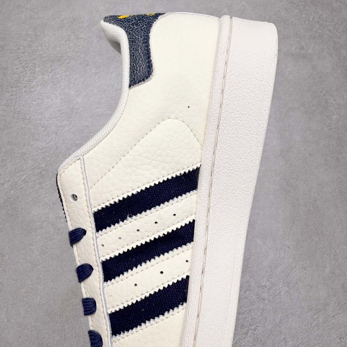 图片[7]-AD Originals Superstar 经典复古贝壳头板鞋 JR6989 诞生于1969年 是第一双将全皮面鞋 身与橡胶鞋头结合在一起的低帮篮球鞋 Superstar最开始 是作为高帮篮球鞋Pro Model的低帮版本而出现的 但因为其独特和醒目的橡胶鞋头造型而让大家熟知 被大家形象地称为\\\”shelltoe\\\”贝壳头 在70年代的美国职业篮球场上 接近3/4的NBA球员都将这双Superstar作为场上用鞋 80年代之后 经过不断的改良和发展 Superstar逐渐成为横跨时装、音乐、街头文化、休闲和运动等各大领域的时尚潮鞋 尺码：36 36.5 37 38 38.5 39 40 40.5 41 42 42.5 43 44 44.5 45-选品中心