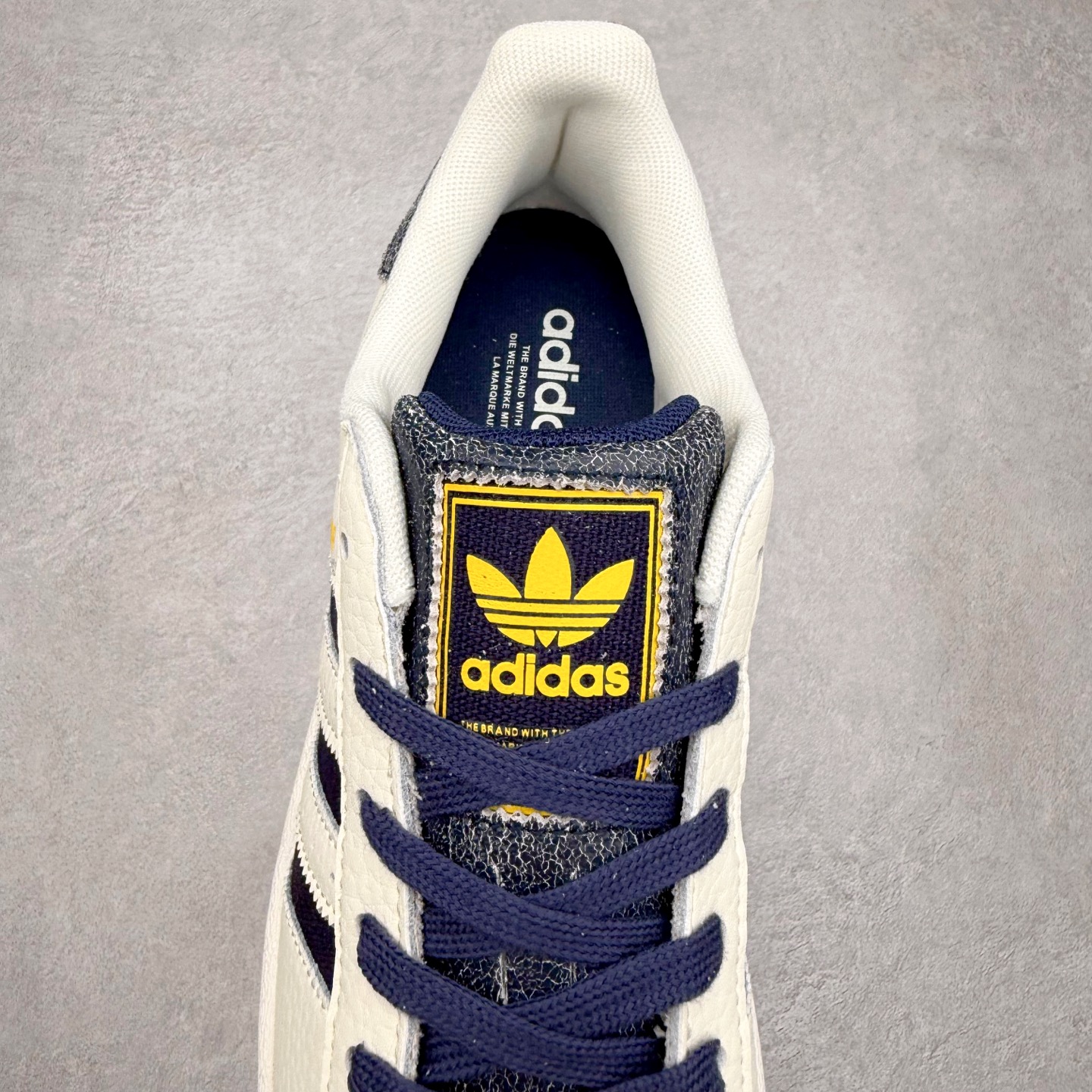 图片[5]-AD Originals Superstar 经典复古贝壳头板鞋 JR6989 诞生于1969年 是第一双将全皮面鞋 身与橡胶鞋头结合在一起的低帮篮球鞋 Superstar最开始 是作为高帮篮球鞋Pro Model的低帮版本而出现的 但因为其独特和醒目的橡胶鞋头造型而让大家熟知 被大家形象地称为\\\”shelltoe\\\”贝壳头 在70年代的美国职业篮球场上 接近3/4的NBA球员都将这双Superstar作为场上用鞋 80年代之后 经过不断的改良和发展 Superstar逐渐成为横跨时装、音乐、街头文化、休闲和运动等各大领域的时尚潮鞋 尺码：36 36.5 37 38 38.5 39 40 40.5 41 42 42.5 43 44 44.5 45-选品中心