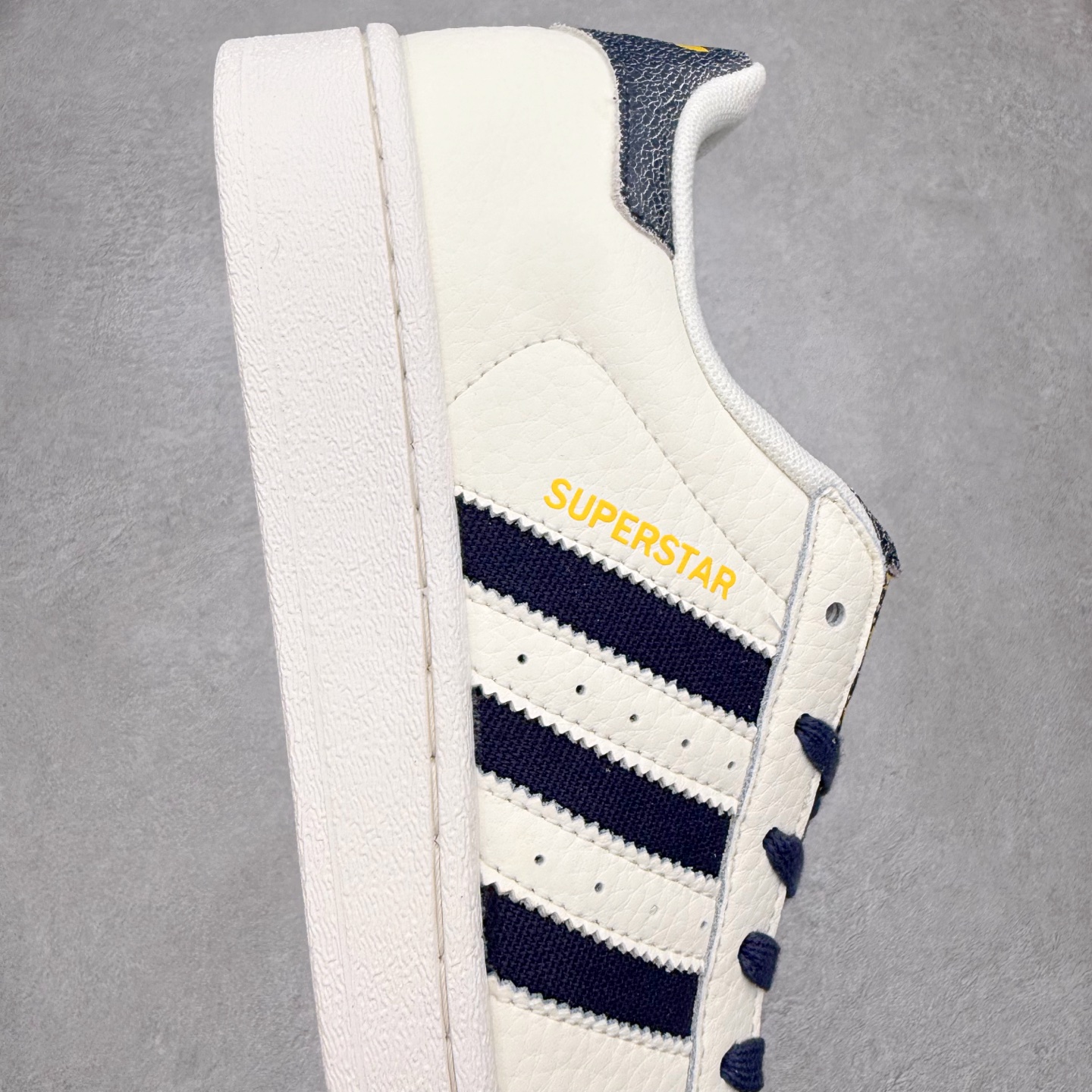 图片[6]-AD Originals Superstar 经典复古贝壳头板鞋 JR6989 诞生于1969年 是第一双将全皮面鞋 身与橡胶鞋头结合在一起的低帮篮球鞋 Superstar最开始 是作为高帮篮球鞋Pro Model的低帮版本而出现的 但因为其独特和醒目的橡胶鞋头造型而让大家熟知 被大家形象地称为\\\”shelltoe\\\”贝壳头 在70年代的美国职业篮球场上 接近3/4的NBA球员都将这双Superstar作为场上用鞋 80年代之后 经过不断的改良和发展 Superstar逐渐成为横跨时装、音乐、街头文化、休闲和运动等各大领域的时尚潮鞋 尺码：36 36.5 37 38 38.5 39 40 40.5 41 42 42.5 43 44 44.5 45-选品中心