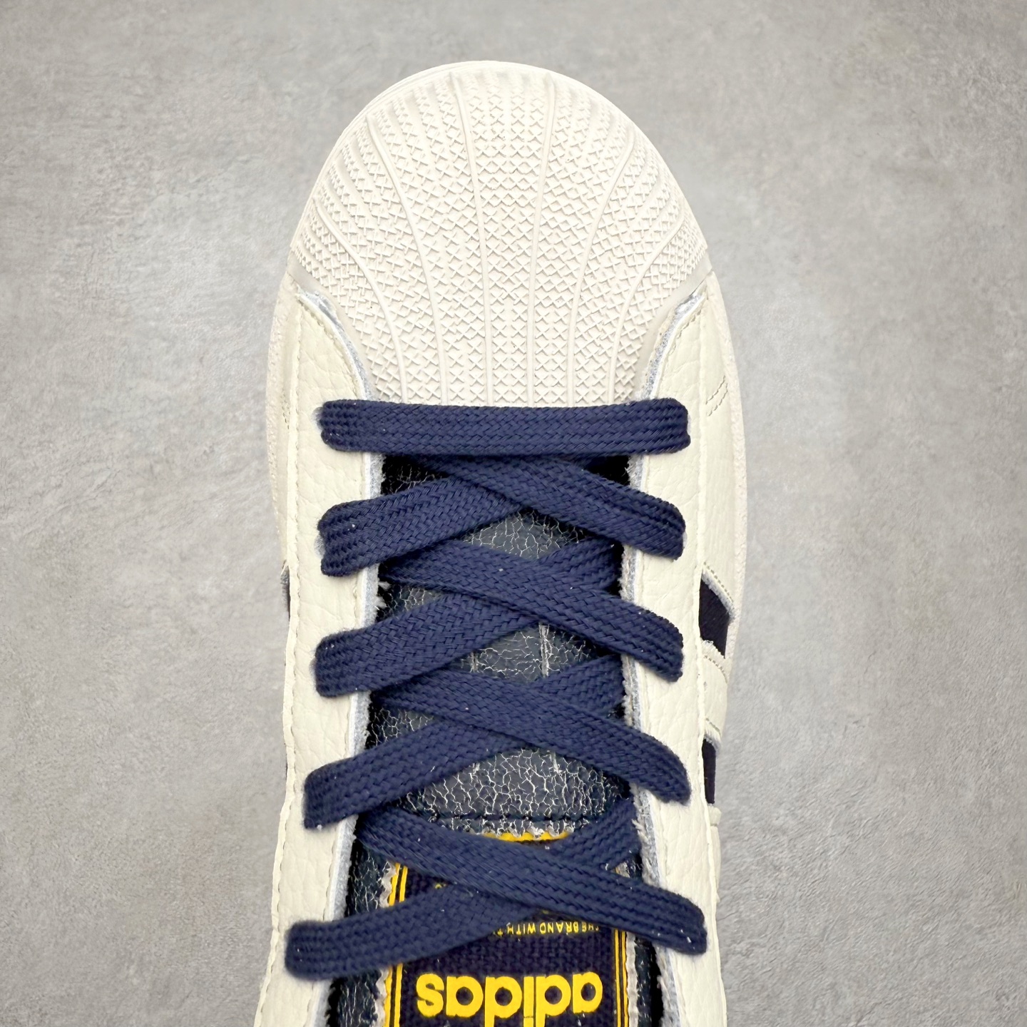 图片[4]-AD Originals Superstar 经典复古贝壳头板鞋 JR6989 诞生于1969年 是第一双将全皮面鞋 身与橡胶鞋头结合在一起的低帮篮球鞋 Superstar最开始 是作为高帮篮球鞋Pro Model的低帮版本而出现的 但因为其独特和醒目的橡胶鞋头造型而让大家熟知 被大家形象地称为\\\”shelltoe\\\”贝壳头 在70年代的美国职业篮球场上 接近3/4的NBA球员都将这双Superstar作为场上用鞋 80年代之后 经过不断的改良和发展 Superstar逐渐成为横跨时装、音乐、街头文化、休闲和运动等各大领域的时尚潮鞋 尺码：36 36.5 37 38 38.5 39 40 40.5 41 42 42.5 43 44 44.5 45-选品中心