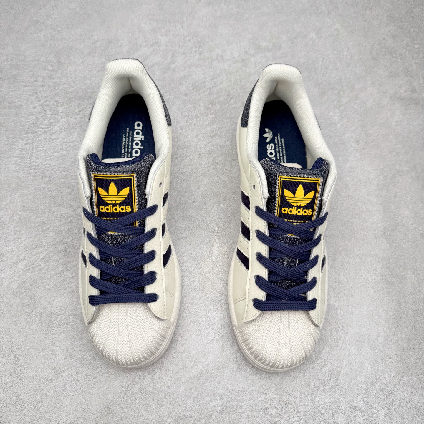 图片[2]-AD Originals Superstar 经典复古贝壳头板鞋 JR6989 诞生于1969年 是第一双将全皮面鞋 身与橡胶鞋头结合在一起的低帮篮球鞋 Superstar最开始 是作为高帮篮球鞋Pro Model的低帮版本而出现的 但因为其独特和醒目的橡胶鞋头造型而让大家熟知 被大家形象地称为\\\”shelltoe\\\”贝壳头 在70年代的美国职业篮球场上 接近3/4的NBA球员都将这双Superstar作为场上用鞋 80年代之后 经过不断的改良和发展 Superstar逐渐成为横跨时装、音乐、街头文化、休闲和运动等各大领域的时尚潮鞋 尺码：36 36.5 37 38 38.5 39 40 40.5 41 42 42.5 43 44 44.5 45-选品中心