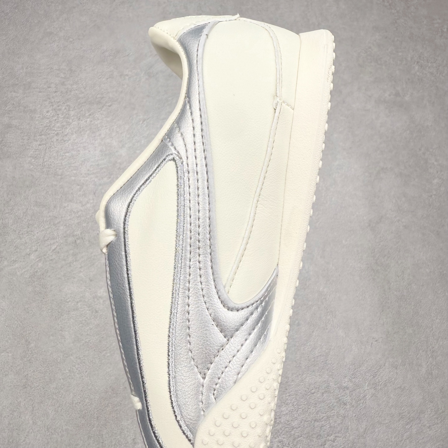 图片[7]-PUMA Speedca Plus 彪马极速赛车系列低帮德训风拼接复古百搭休闲运动赛车鞋 鞋款从80、90年代赛车手所穿的防火赛车鞋为原型，鞋身线条模仿了赛车的流线廓形，体现了空气动力学原理的结构。简约流畅的外观，恰好又和贯穿其中的Formstrip Logo融合恰到好处，视觉上细节丰富且协调。本次Speedcat OG鞋款归来，最大看点自然式保留了窄版鞋型以及薄底构造。这两年各品牌鞋底越做越厚，Speedcat反其道而行之，上脚几乎无鞋底的效果带来耳目一新的视觉体验。鞋面依旧是以质感细腻的麂皮材质打造，并且大面积近乎全包裹的使用，复古味道也愈发浓烈。配色上更是将最原始的黑色和红色带回，向F1赛车队的标志性队服致敬。相信让各位一眼种草的更多是出挑的大红色，上脚即可瞬间点亮整体造型，在以球鞋为核心的OOTD中脱颖而出。而另一款黑色则是低调的万金油，彰显新潮个性的同时又不喧宾夺主，也是热爱简约系穿搭朋友的首选。 尺码：36 37 37.5 38 38.5 39 40 40.5 41 42 42.5 43 44 44.5 45-选品中心