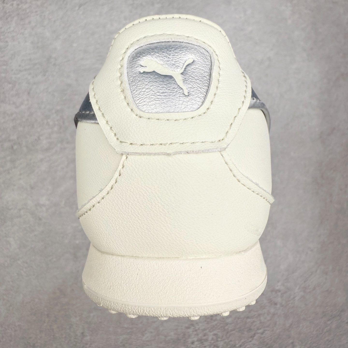 图片[8]-PUMA Speedca Plus 彪马极速赛车系列低帮德训风拼接复古百搭休闲运动赛车鞋 鞋款从80、90年代赛车手所穿的防火赛车鞋为原型，鞋身线条模仿了赛车的流线廓形，体现了空气动力学原理的结构。简约流畅的外观，恰好又和贯穿其中的Formstrip Logo融合恰到好处，视觉上细节丰富且协调。本次Speedcat OG鞋款归来，最大看点自然式保留了窄版鞋型以及薄底构造。这两年各品牌鞋底越做越厚，Speedcat反其道而行之，上脚几乎无鞋底的效果带来耳目一新的视觉体验。鞋面依旧是以质感细腻的麂皮材质打造，并且大面积近乎全包裹的使用，复古味道也愈发浓烈。配色上更是将最原始的黑色和红色带回，向F1赛车队的标志性队服致敬。相信让各位一眼种草的更多是出挑的大红色，上脚即可瞬间点亮整体造型，在以球鞋为核心的OOTD中脱颖而出。而另一款黑色则是低调的万金油，彰显新潮个性的同时又不喧宾夺主，也是热爱简约系穿搭朋友的首选。 尺码：36 37 37.5 38 38.5 39 40 40.5 41 42 42.5 43 44 44.5 45-选品中心