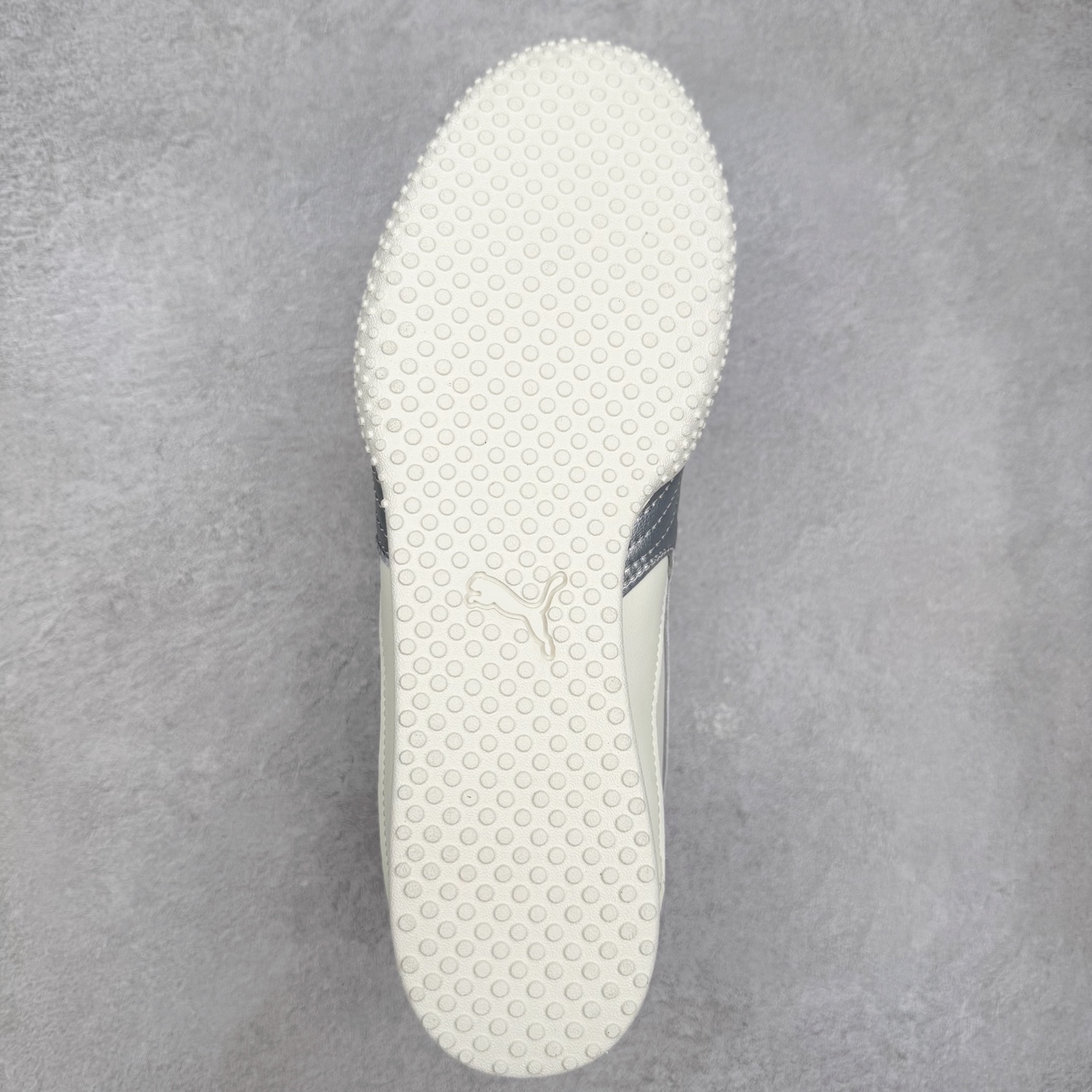 图片[9]-PUMA Speedca Plus 彪马极速赛车系列低帮德训风拼接复古百搭休闲运动赛车鞋 鞋款从80、90年代赛车手所穿的防火赛车鞋为原型，鞋身线条模仿了赛车的流线廓形，体现了空气动力学原理的结构。简约流畅的外观，恰好又和贯穿其中的Formstrip Logo融合恰到好处，视觉上细节丰富且协调。本次Speedcat OG鞋款归来，最大看点自然式保留了窄版鞋型以及薄底构造。这两年各品牌鞋底越做越厚，Speedcat反其道而行之，上脚几乎无鞋底的效果带来耳目一新的视觉体验。鞋面依旧是以质感细腻的麂皮材质打造，并且大面积近乎全包裹的使用，复古味道也愈发浓烈。配色上更是将最原始的黑色和红色带回，向F1赛车队的标志性队服致敬。相信让各位一眼种草的更多是出挑的大红色，上脚即可瞬间点亮整体造型，在以球鞋为核心的OOTD中脱颖而出。而另一款黑色则是低调的万金油，彰显新潮个性的同时又不喧宾夺主，也是热爱简约系穿搭朋友的首选。 尺码：36 37 37.5 38 38.5 39 40 40.5 41 42 42.5 43 44 44.5 45-选品中心