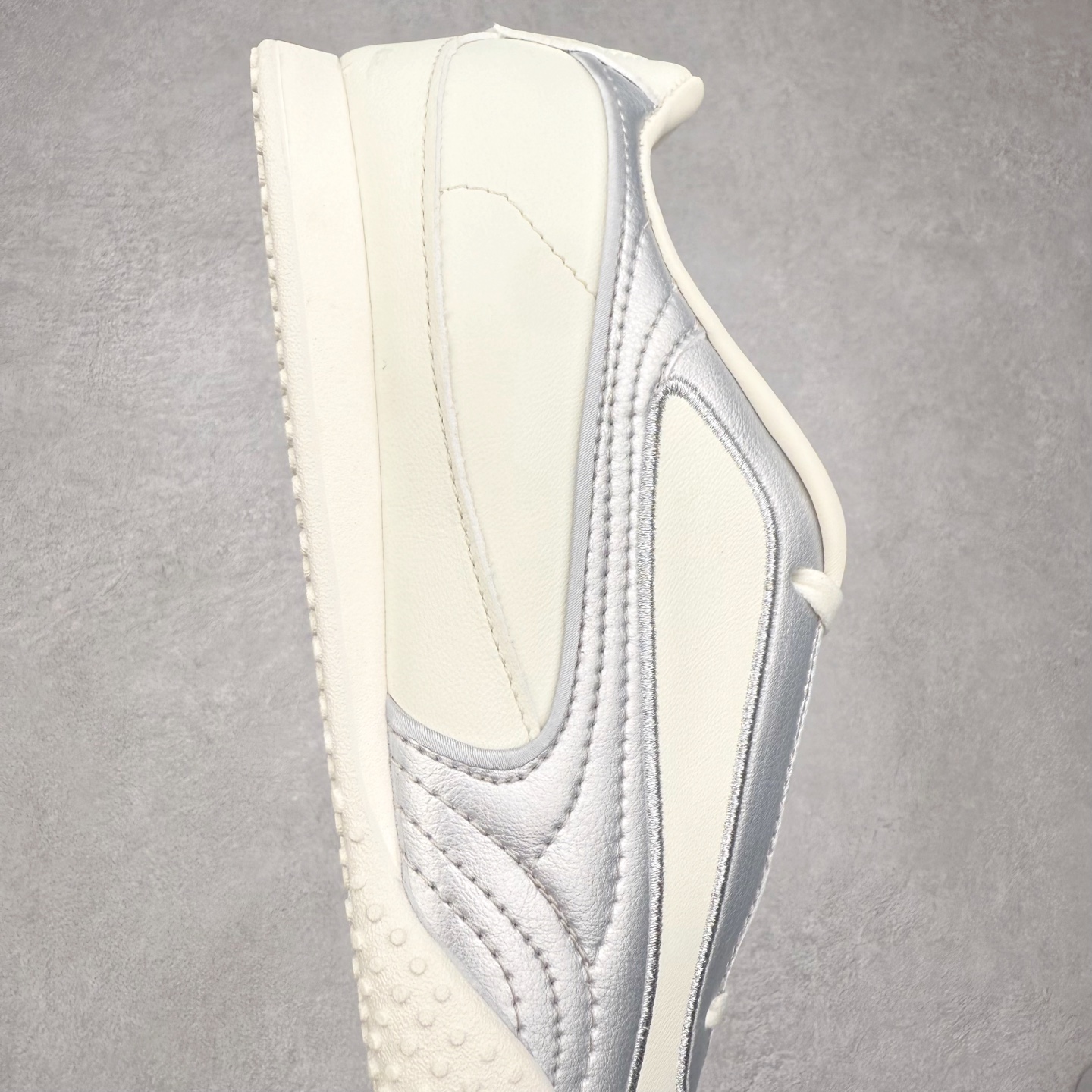 图片[6]-PUMA Speedca Plus 彪马极速赛车系列低帮德训风拼接复古百搭休闲运动赛车鞋 鞋款从80、90年代赛车手所穿的防火赛车鞋为原型，鞋身线条模仿了赛车的流线廓形，体现了空气动力学原理的结构。简约流畅的外观，恰好又和贯穿其中的Formstrip Logo融合恰到好处，视觉上细节丰富且协调。本次Speedcat OG鞋款归来，最大看点自然式保留了窄版鞋型以及薄底构造。这两年各品牌鞋底越做越厚，Speedcat反其道而行之，上脚几乎无鞋底的效果带来耳目一新的视觉体验。鞋面依旧是以质感细腻的麂皮材质打造，并且大面积近乎全包裹的使用，复古味道也愈发浓烈。配色上更是将最原始的黑色和红色带回，向F1赛车队的标志性队服致敬。相信让各位一眼种草的更多是出挑的大红色，上脚即可瞬间点亮整体造型，在以球鞋为核心的OOTD中脱颖而出。而另一款黑色则是低调的万金油，彰显新潮个性的同时又不喧宾夺主，也是热爱简约系穿搭朋友的首选。 尺码：36 37 37.5 38 38.5 39 40 40.5 41 42 42.5 43 44 44.5 45-选品中心