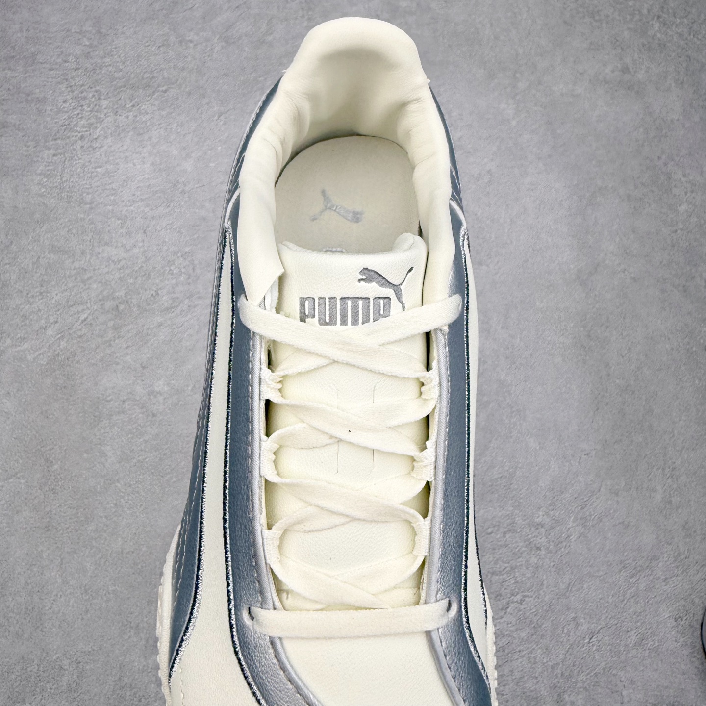 图片[5]-PUMA Speedca Plus 彪马极速赛车系列低帮德训风拼接复古百搭休闲运动赛车鞋 鞋款从80、90年代赛车手所穿的防火赛车鞋为原型，鞋身线条模仿了赛车的流线廓形，体现了空气动力学原理的结构。简约流畅的外观，恰好又和贯穿其中的Formstrip Logo融合恰到好处，视觉上细节丰富且协调。本次Speedcat OG鞋款归来，最大看点自然式保留了窄版鞋型以及薄底构造。这两年各品牌鞋底越做越厚，Speedcat反其道而行之，上脚几乎无鞋底的效果带来耳目一新的视觉体验。鞋面依旧是以质感细腻的麂皮材质打造，并且大面积近乎全包裹的使用，复古味道也愈发浓烈。配色上更是将最原始的黑色和红色带回，向F1赛车队的标志性队服致敬。相信让各位一眼种草的更多是出挑的大红色，上脚即可瞬间点亮整体造型，在以球鞋为核心的OOTD中脱颖而出。而另一款黑色则是低调的万金油，彰显新潮个性的同时又不喧宾夺主，也是热爱简约系穿搭朋友的首选。 尺码：36 37 37.5 38 38.5 39 40 40.5 41 42 42.5 43 44 44.5 45-选品中心