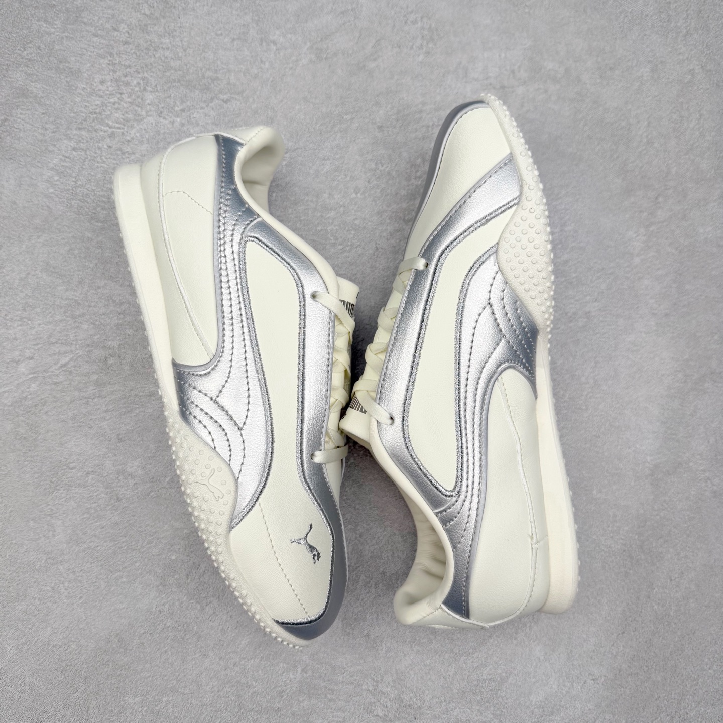 图片[3]-PUMA Speedca Plus 彪马极速赛车系列低帮德训风拼接复古百搭休闲运动赛车鞋 鞋款从80、90年代赛车手所穿的防火赛车鞋为原型，鞋身线条模仿了赛车的流线廓形，体现了空气动力学原理的结构。简约流畅的外观，恰好又和贯穿其中的Formstrip Logo融合恰到好处，视觉上细节丰富且协调。本次Speedcat OG鞋款归来，最大看点自然式保留了窄版鞋型以及薄底构造。这两年各品牌鞋底越做越厚，Speedcat反其道而行之，上脚几乎无鞋底的效果带来耳目一新的视觉体验。鞋面依旧是以质感细腻的麂皮材质打造，并且大面积近乎全包裹的使用，复古味道也愈发浓烈。配色上更是将最原始的黑色和红色带回，向F1赛车队的标志性队服致敬。相信让各位一眼种草的更多是出挑的大红色，上脚即可瞬间点亮整体造型，在以球鞋为核心的OOTD中脱颖而出。而另一款黑色则是低调的万金油，彰显新潮个性的同时又不喧宾夺主，也是热爱简约系穿搭朋友的首选。 尺码：36 37 37.5 38 38.5 39 40 40.5 41 42 42.5 43 44 44.5 45-选品中心