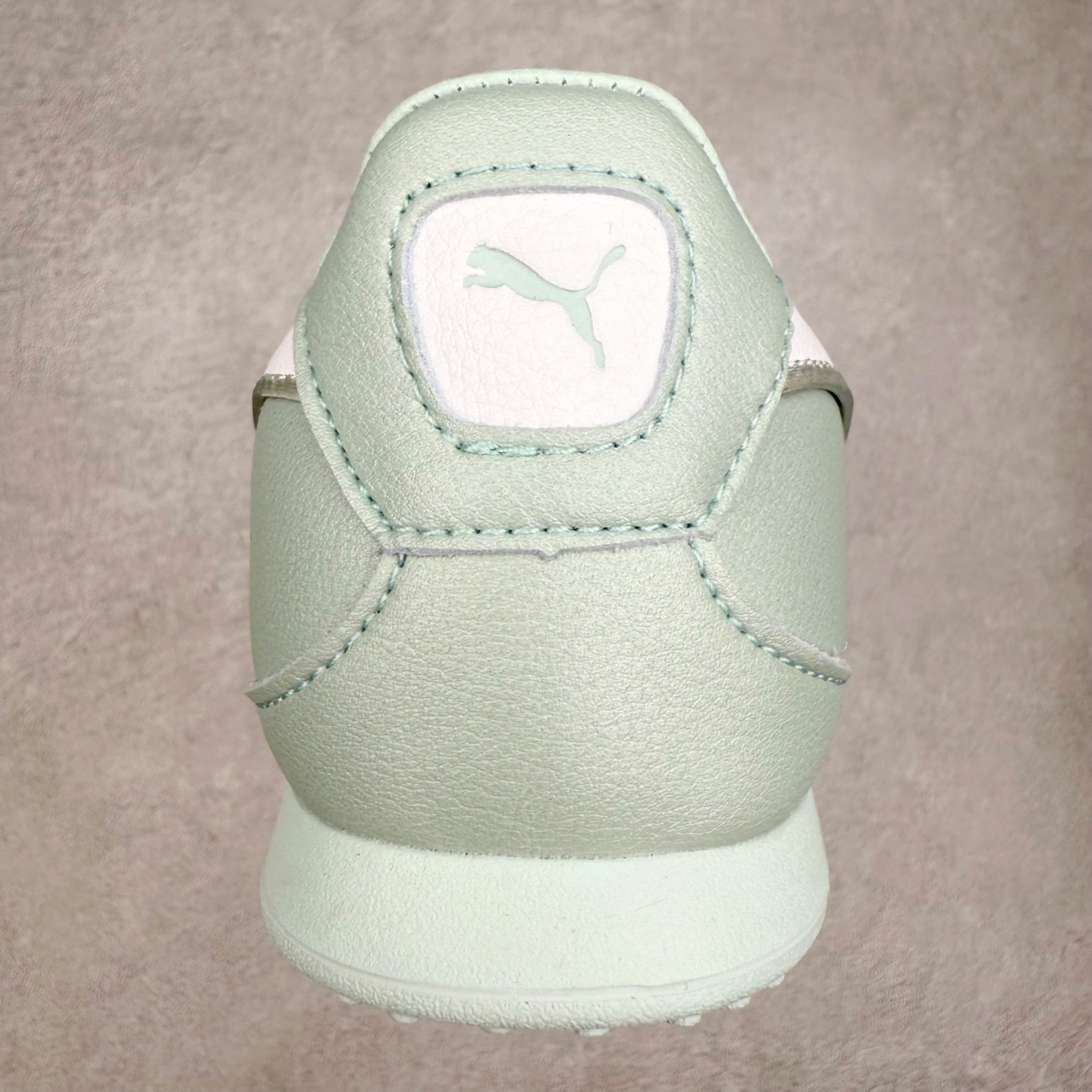 图片[8]-PUMA Speedca Plus 彪马极速赛车系列低帮德训风拼接复古百搭休闲运动赛车鞋 鞋款从80、90年代赛车手所穿的防火赛车鞋为原型，鞋身线条模仿了赛车的流线廓形，体现了空气动力学原理的结构。简约流畅的外观，恰好又和贯穿其中的Formstrip Logo融合恰到好处，视觉上细节丰富且协调。本次Speedcat OG鞋款归来，最大看点自然式保留了窄版鞋型以及薄底构造。这两年各品牌鞋底越做越厚，Speedcat反其道而行之，上脚几乎无鞋底的效果带来耳目一新的视觉体验。鞋面依旧是以质感细腻的麂皮材质打造，并且大面积近乎全包裹的使用，复古味道也愈发浓烈。配色上更是将最原始的黑色和红色带回，向F1赛车队的标志性队服致敬。相信让各位一眼种草的更多是出挑的大红色，上脚即可瞬间点亮整体造型，在以球鞋为核心的OOTD中脱颖而出。而另一款黑色则是低调的万金油，彰显新潮个性的同时又不喧宾夺主，也是热爱简约系穿搭朋友的首选。 尺码：36 37 37.5 38 38.5 39 40 40.5 41 42 42.5 43 44 44.5 45-选品中心