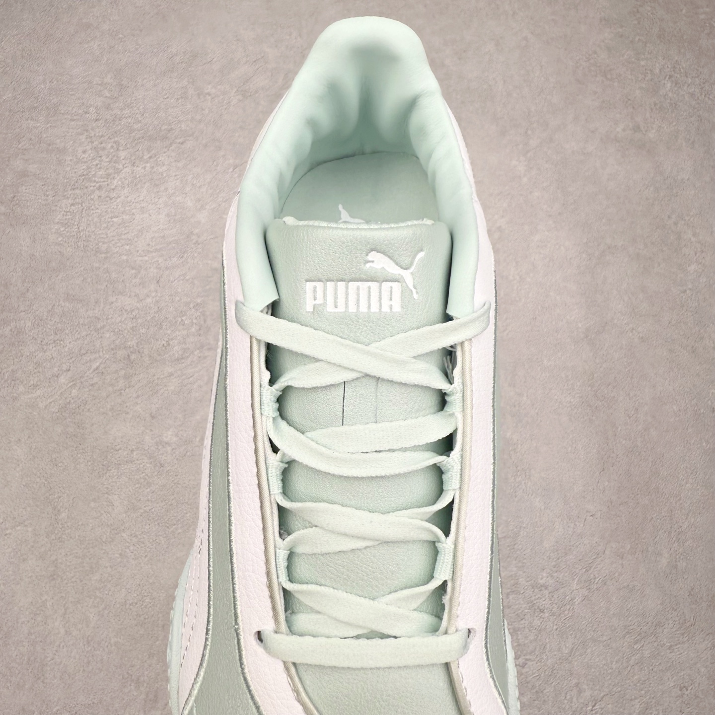 图片[5]-PUMA Speedca Plus 彪马极速赛车系列低帮德训风拼接复古百搭休闲运动赛车鞋 鞋款从80、90年代赛车手所穿的防火赛车鞋为原型，鞋身线条模仿了赛车的流线廓形，体现了空气动力学原理的结构。简约流畅的外观，恰好又和贯穿其中的Formstrip Logo融合恰到好处，视觉上细节丰富且协调。本次Speedcat OG鞋款归来，最大看点自然式保留了窄版鞋型以及薄底构造。这两年各品牌鞋底越做越厚，Speedcat反其道而行之，上脚几乎无鞋底的效果带来耳目一新的视觉体验。鞋面依旧是以质感细腻的麂皮材质打造，并且大面积近乎全包裹的使用，复古味道也愈发浓烈。配色上更是将最原始的黑色和红色带回，向F1赛车队的标志性队服致敬。相信让各位一眼种草的更多是出挑的大红色，上脚即可瞬间点亮整体造型，在以球鞋为核心的OOTD中脱颖而出。而另一款黑色则是低调的万金油，彰显新潮个性的同时又不喧宾夺主，也是热爱简约系穿搭朋友的首选。 尺码：36 37 37.5 38 38.5 39 40 40.5 41 42 42.5 43 44 44.5 45-选品中心