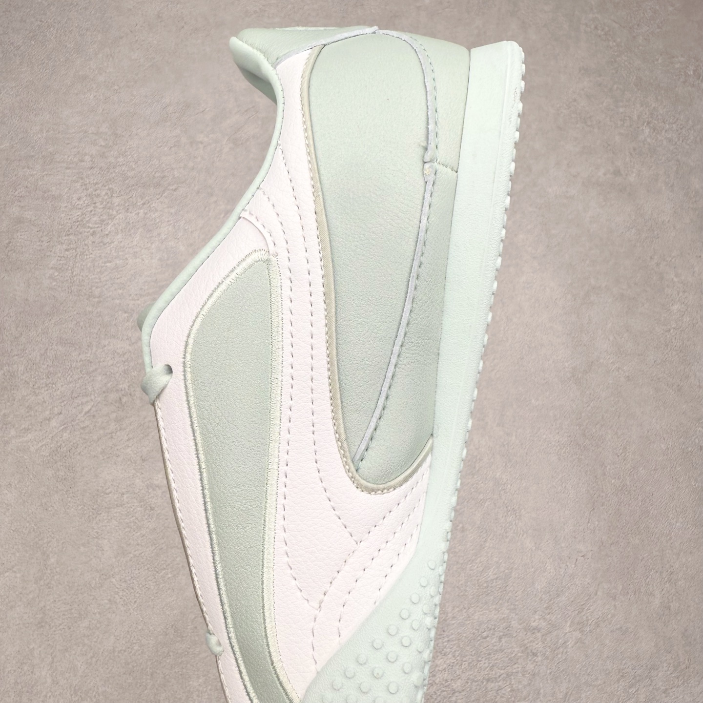 图片[7]-PUMA Speedca Plus 彪马极速赛车系列低帮德训风拼接复古百搭休闲运动赛车鞋 鞋款从80、90年代赛车手所穿的防火赛车鞋为原型，鞋身线条模仿了赛车的流线廓形，体现了空气动力学原理的结构。简约流畅的外观，恰好又和贯穿其中的Formstrip Logo融合恰到好处，视觉上细节丰富且协调。本次Speedcat OG鞋款归来，最大看点自然式保留了窄版鞋型以及薄底构造。这两年各品牌鞋底越做越厚，Speedcat反其道而行之，上脚几乎无鞋底的效果带来耳目一新的视觉体验。鞋面依旧是以质感细腻的麂皮材质打造，并且大面积近乎全包裹的使用，复古味道也愈发浓烈。配色上更是将最原始的黑色和红色带回，向F1赛车队的标志性队服致敬。相信让各位一眼种草的更多是出挑的大红色，上脚即可瞬间点亮整体造型，在以球鞋为核心的OOTD中脱颖而出。而另一款黑色则是低调的万金油，彰显新潮个性的同时又不喧宾夺主，也是热爱简约系穿搭朋友的首选。 尺码：36 37 37.5 38 38.5 39 40 40.5 41 42 42.5 43 44 44.5 45-选品中心