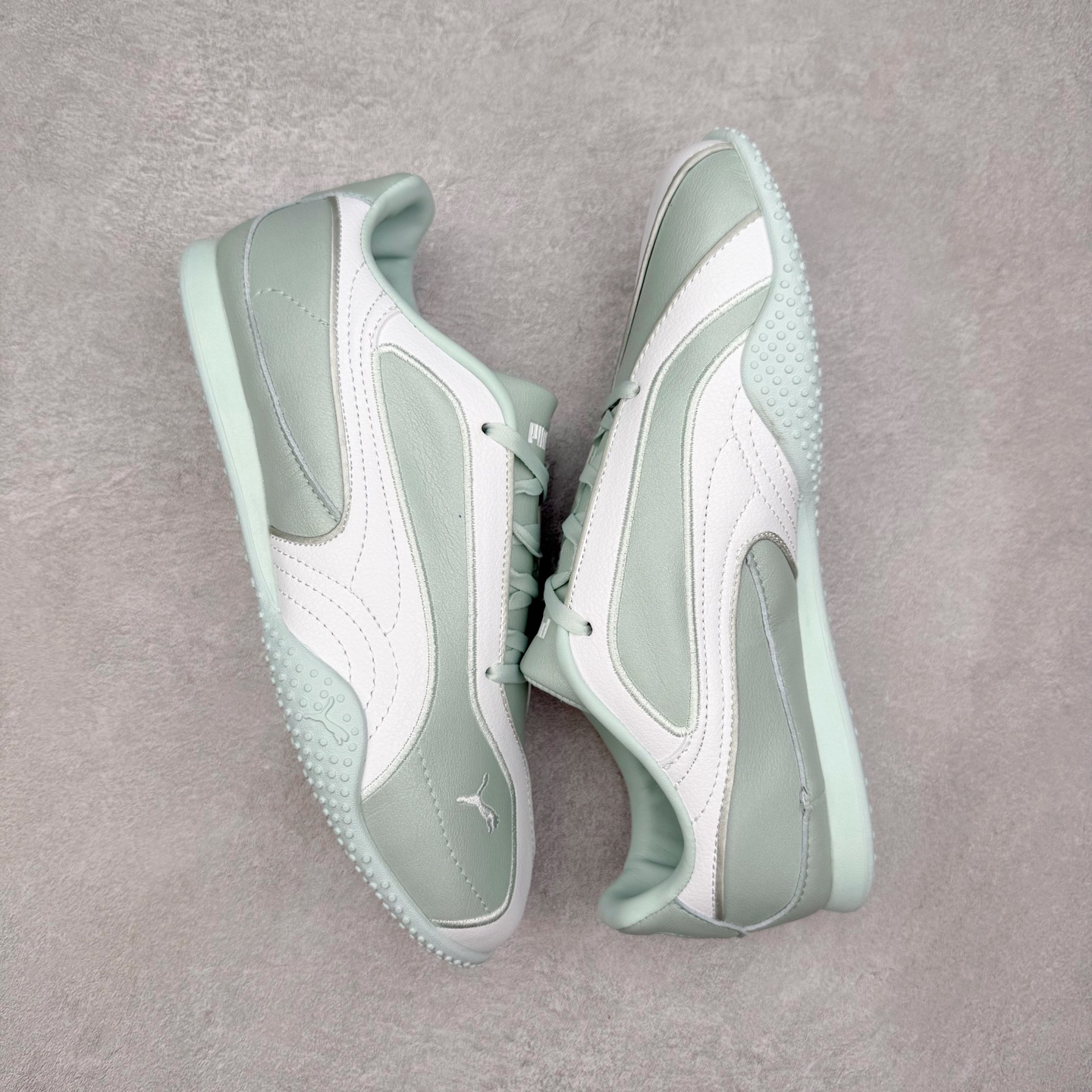 图片[3]-PUMA Speedca Plus 彪马极速赛车系列低帮德训风拼接复古百搭休闲运动赛车鞋 鞋款从80、90年代赛车手所穿的防火赛车鞋为原型，鞋身线条模仿了赛车的流线廓形，体现了空气动力学原理的结构。简约流畅的外观，恰好又和贯穿其中的Formstrip Logo融合恰到好处，视觉上细节丰富且协调。本次Speedcat OG鞋款归来，最大看点自然式保留了窄版鞋型以及薄底构造。这两年各品牌鞋底越做越厚，Speedcat反其道而行之，上脚几乎无鞋底的效果带来耳目一新的视觉体验。鞋面依旧是以质感细腻的麂皮材质打造，并且大面积近乎全包裹的使用，复古味道也愈发浓烈。配色上更是将最原始的黑色和红色带回，向F1赛车队的标志性队服致敬。相信让各位一眼种草的更多是出挑的大红色，上脚即可瞬间点亮整体造型，在以球鞋为核心的OOTD中脱颖而出。而另一款黑色则是低调的万金油，彰显新潮个性的同时又不喧宾夺主，也是热爱简约系穿搭朋友的首选。 尺码：36 37 37.5 38 38.5 39 40 40.5 41 42 42.5 43 44 44.5 45-选品中心