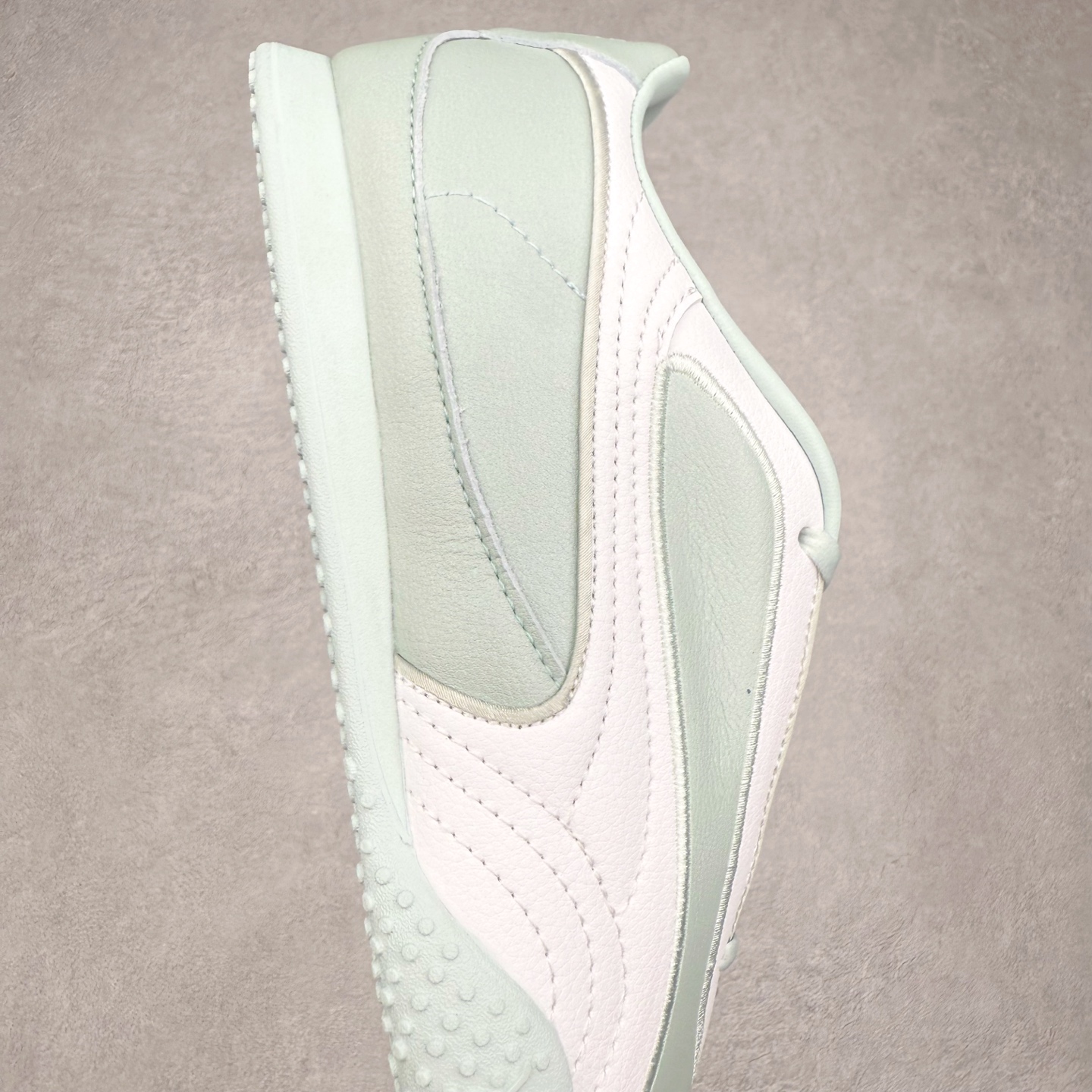 图片[6]-PUMA Speedca Plus 彪马极速赛车系列低帮德训风拼接复古百搭休闲运动赛车鞋 鞋款从80、90年代赛车手所穿的防火赛车鞋为原型，鞋身线条模仿了赛车的流线廓形，体现了空气动力学原理的结构。简约流畅的外观，恰好又和贯穿其中的Formstrip Logo融合恰到好处，视觉上细节丰富且协调。本次Speedcat OG鞋款归来，最大看点自然式保留了窄版鞋型以及薄底构造。这两年各品牌鞋底越做越厚，Speedcat反其道而行之，上脚几乎无鞋底的效果带来耳目一新的视觉体验。鞋面依旧是以质感细腻的麂皮材质打造，并且大面积近乎全包裹的使用，复古味道也愈发浓烈。配色上更是将最原始的黑色和红色带回，向F1赛车队的标志性队服致敬。相信让各位一眼种草的更多是出挑的大红色，上脚即可瞬间点亮整体造型，在以球鞋为核心的OOTD中脱颖而出。而另一款黑色则是低调的万金油，彰显新潮个性的同时又不喧宾夺主，也是热爱简约系穿搭朋友的首选。 尺码：36 37 37.5 38 38.5 39 40 40.5 41 42 42.5 43 44 44.5 45-选品中心