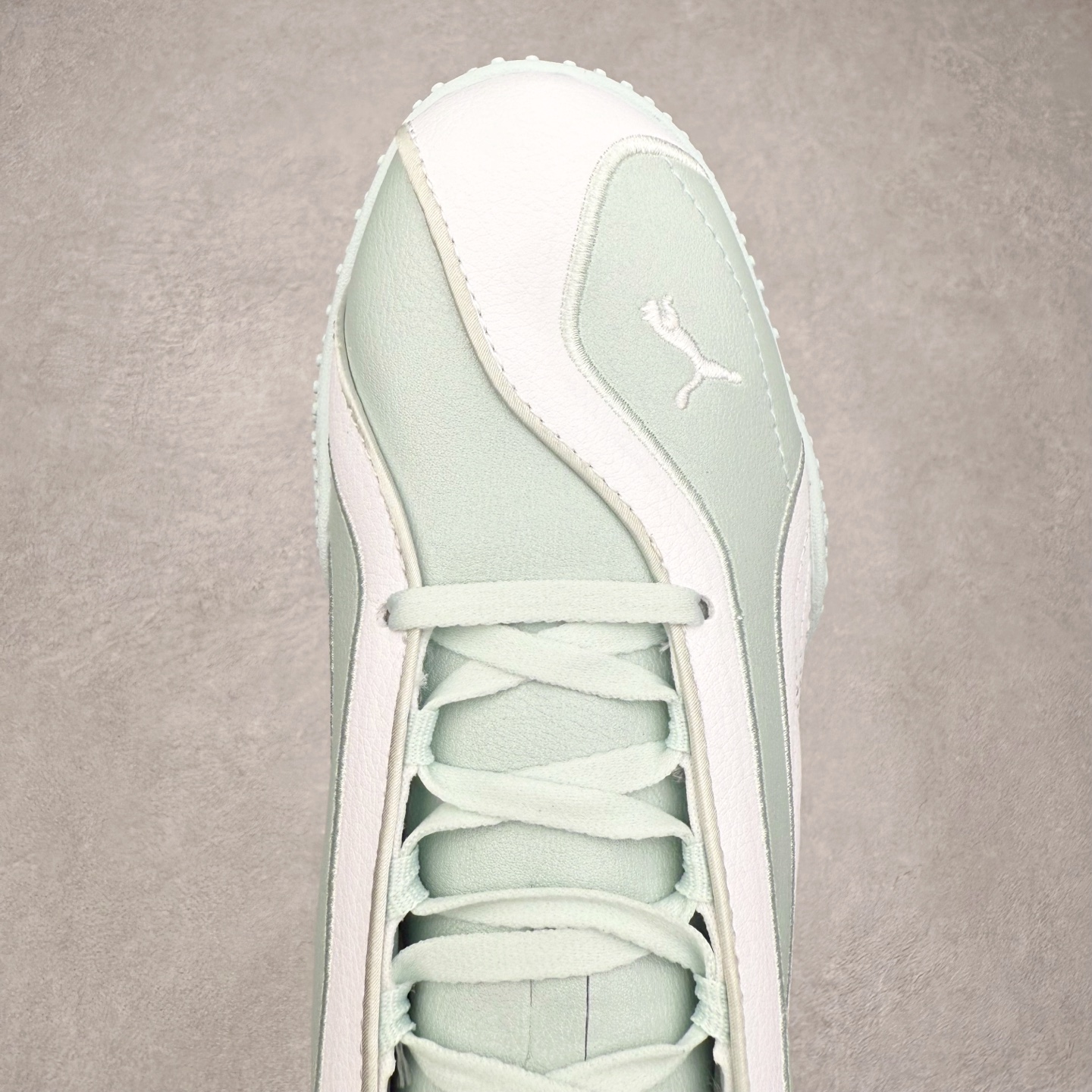 图片[4]-PUMA Speedca Plus 彪马极速赛车系列低帮德训风拼接复古百搭休闲运动赛车鞋 鞋款从80、90年代赛车手所穿的防火赛车鞋为原型，鞋身线条模仿了赛车的流线廓形，体现了空气动力学原理的结构。简约流畅的外观，恰好又和贯穿其中的Formstrip Logo融合恰到好处，视觉上细节丰富且协调。本次Speedcat OG鞋款归来，最大看点自然式保留了窄版鞋型以及薄底构造。这两年各品牌鞋底越做越厚，Speedcat反其道而行之，上脚几乎无鞋底的效果带来耳目一新的视觉体验。鞋面依旧是以质感细腻的麂皮材质打造，并且大面积近乎全包裹的使用，复古味道也愈发浓烈。配色上更是将最原始的黑色和红色带回，向F1赛车队的标志性队服致敬。相信让各位一眼种草的更多是出挑的大红色，上脚即可瞬间点亮整体造型，在以球鞋为核心的OOTD中脱颖而出。而另一款黑色则是低调的万金油，彰显新潮个性的同时又不喧宾夺主，也是热爱简约系穿搭朋友的首选。 尺码：36 37 37.5 38 38.5 39 40 40.5 41 42 42.5 43 44 44.5 45-选品中心