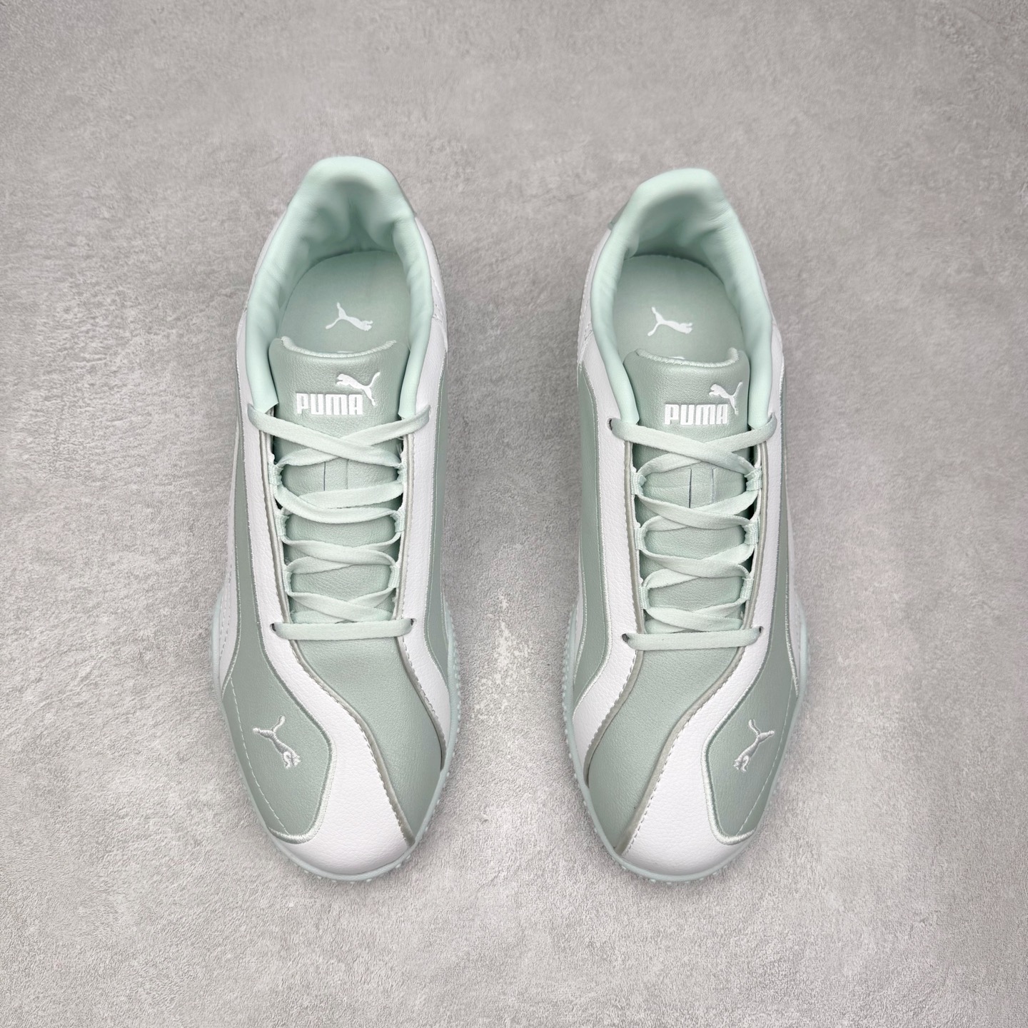 图片[2]-PUMA Speedca Plus 彪马极速赛车系列低帮德训风拼接复古百搭休闲运动赛车鞋 鞋款从80、90年代赛车手所穿的防火赛车鞋为原型，鞋身线条模仿了赛车的流线廓形，体现了空气动力学原理的结构。简约流畅的外观，恰好又和贯穿其中的Formstrip Logo融合恰到好处，视觉上细节丰富且协调。本次Speedcat OG鞋款归来，最大看点自然式保留了窄版鞋型以及薄底构造。这两年各品牌鞋底越做越厚，Speedcat反其道而行之，上脚几乎无鞋底的效果带来耳目一新的视觉体验。鞋面依旧是以质感细腻的麂皮材质打造，并且大面积近乎全包裹的使用，复古味道也愈发浓烈。配色上更是将最原始的黑色和红色带回，向F1赛车队的标志性队服致敬。相信让各位一眼种草的更多是出挑的大红色，上脚即可瞬间点亮整体造型，在以球鞋为核心的OOTD中脱颖而出。而另一款黑色则是低调的万金油，彰显新潮个性的同时又不喧宾夺主，也是热爱简约系穿搭朋友的首选。 尺码：36 37 37.5 38 38.5 39 40 40.5 41 42 42.5 43 44 44.5 45-选品中心