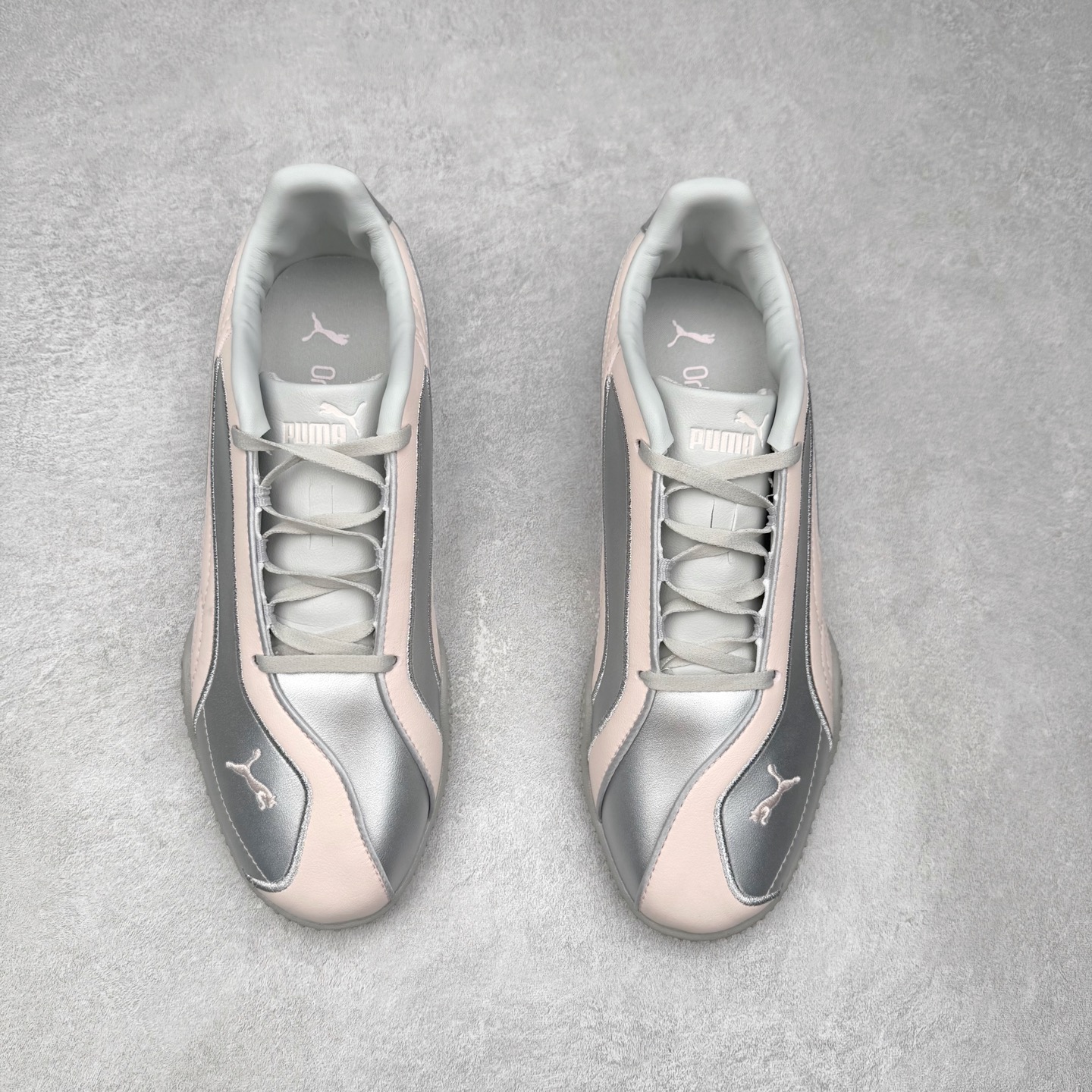 图片[2]-PUMA Speedca Plus 彪马极速赛车系列低帮德训风拼接复古百搭休闲运动赛车鞋 鞋款从80、90年代赛车手所穿的防火赛车鞋为原型，鞋身线条模仿了赛车的流线廓形，体现了空气动力学原理的结构。简约流畅的外观，恰好又和贯穿其中的Formstrip Logo融合恰到好处，视觉上细节丰富且协调。本次Speedcat OG鞋款归来，最大看点自然式保留了窄版鞋型以及薄底构造。这两年各品牌鞋底越做越厚，Speedcat反其道而行之，上脚几乎无鞋底的效果带来耳目一新的视觉体验。鞋面依旧是以质感细腻的麂皮材质打造，并且大面积近乎全包裹的使用，复古味道也愈发浓烈。配色上更是将最原始的黑色和红色带回，向F1赛车队的标志性队服致敬。相信让各位一眼种草的更多是出挑的大红色，上脚即可瞬间点亮整体造型，在以球鞋为核心的OOTD中脱颖而出。而另一款黑色则是低调的万金油，彰显新潮个性的同时又不喧宾夺主，也是热爱简约系穿搭朋友的首选。 尺码：36 37 37.5 38 38.5 39 40 40.5 41 42 42.5 43 44 44.5 45-选品中心