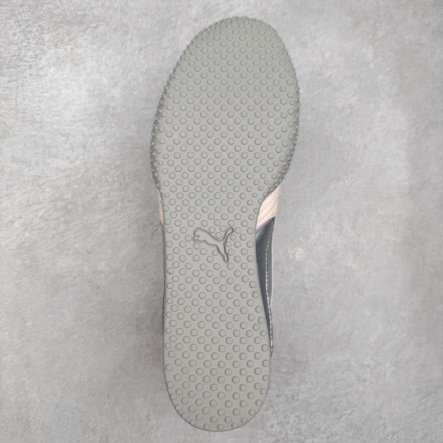 图片[9]-PUMA Speedca Plus 彪马极速赛车系列低帮德训风拼接复古百搭休闲运动赛车鞋 鞋款从80、90年代赛车手所穿的防火赛车鞋为原型，鞋身线条模仿了赛车的流线廓形，体现了空气动力学原理的结构。简约流畅的外观，恰好又和贯穿其中的Formstrip Logo融合恰到好处，视觉上细节丰富且协调。本次Speedcat OG鞋款归来，最大看点自然式保留了窄版鞋型以及薄底构造。这两年各品牌鞋底越做越厚，Speedcat反其道而行之，上脚几乎无鞋底的效果带来耳目一新的视觉体验。鞋面依旧是以质感细腻的麂皮材质打造，并且大面积近乎全包裹的使用，复古味道也愈发浓烈。配色上更是将最原始的黑色和红色带回，向F1赛车队的标志性队服致敬。相信让各位一眼种草的更多是出挑的大红色，上脚即可瞬间点亮整体造型，在以球鞋为核心的OOTD中脱颖而出。而另一款黑色则是低调的万金油，彰显新潮个性的同时又不喧宾夺主，也是热爱简约系穿搭朋友的首选。 尺码：36 37 37.5 38 38.5 39 40 40.5 41 42 42.5 43 44 44.5 45-选品中心