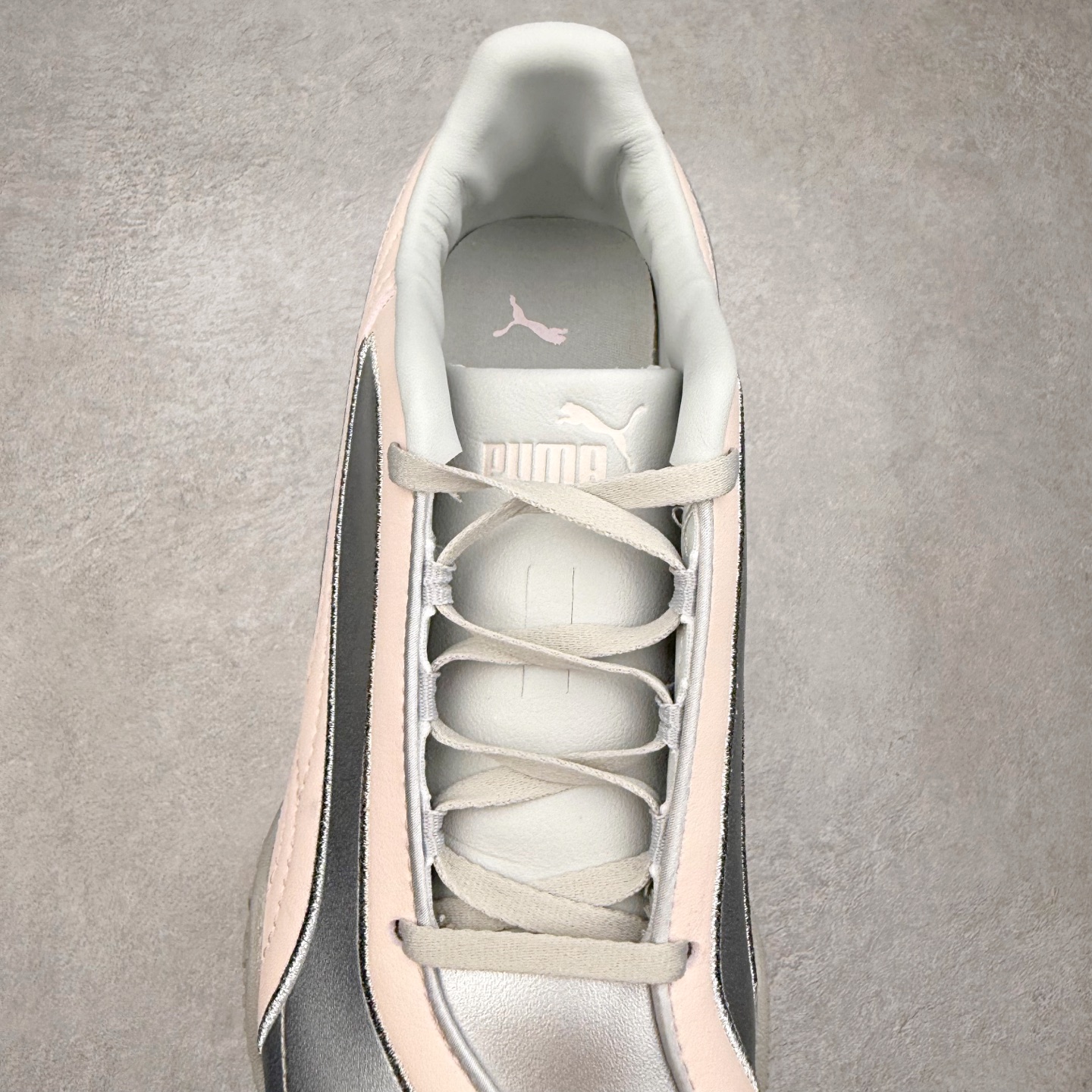 图片[5]-PUMA Speedca Plus 彪马极速赛车系列低帮德训风拼接复古百搭休闲运动赛车鞋 鞋款从80、90年代赛车手所穿的防火赛车鞋为原型，鞋身线条模仿了赛车的流线廓形，体现了空气动力学原理的结构。简约流畅的外观，恰好又和贯穿其中的Formstrip Logo融合恰到好处，视觉上细节丰富且协调。本次Speedcat OG鞋款归来，最大看点自然式保留了窄版鞋型以及薄底构造。这两年各品牌鞋底越做越厚，Speedcat反其道而行之，上脚几乎无鞋底的效果带来耳目一新的视觉体验。鞋面依旧是以质感细腻的麂皮材质打造，并且大面积近乎全包裹的使用，复古味道也愈发浓烈。配色上更是将最原始的黑色和红色带回，向F1赛车队的标志性队服致敬。相信让各位一眼种草的更多是出挑的大红色，上脚即可瞬间点亮整体造型，在以球鞋为核心的OOTD中脱颖而出。而另一款黑色则是低调的万金油，彰显新潮个性的同时又不喧宾夺主，也是热爱简约系穿搭朋友的首选。 尺码：36 37 37.5 38 38.5 39 40 40.5 41 42 42.5 43 44 44.5 45-选品中心