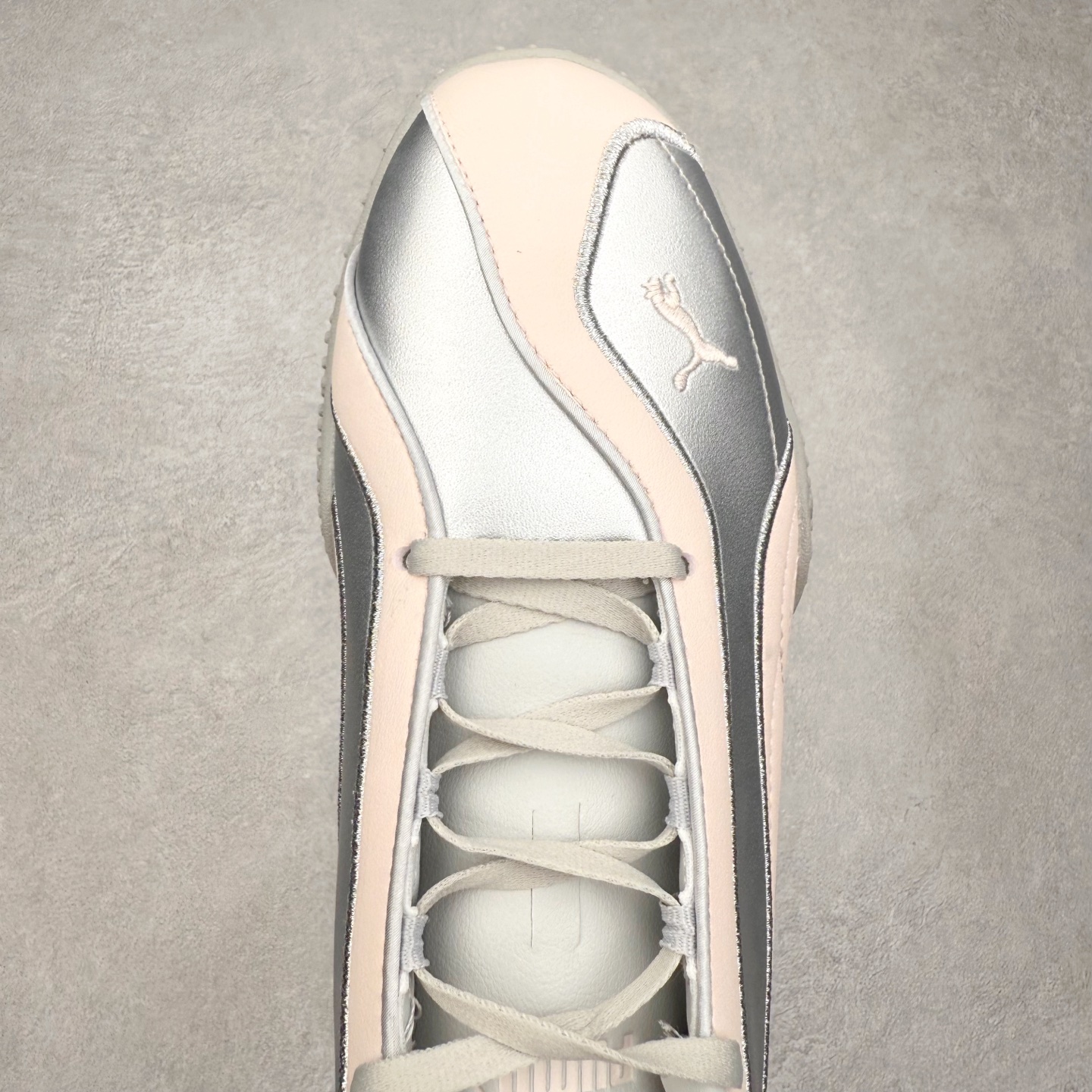 图片[4]-PUMA Speedca Plus 彪马极速赛车系列低帮德训风拼接复古百搭休闲运动赛车鞋 鞋款从80、90年代赛车手所穿的防火赛车鞋为原型，鞋身线条模仿了赛车的流线廓形，体现了空气动力学原理的结构。简约流畅的外观，恰好又和贯穿其中的Formstrip Logo融合恰到好处，视觉上细节丰富且协调。本次Speedcat OG鞋款归来，最大看点自然式保留了窄版鞋型以及薄底构造。这两年各品牌鞋底越做越厚，Speedcat反其道而行之，上脚几乎无鞋底的效果带来耳目一新的视觉体验。鞋面依旧是以质感细腻的麂皮材质打造，并且大面积近乎全包裹的使用，复古味道也愈发浓烈。配色上更是将最原始的黑色和红色带回，向F1赛车队的标志性队服致敬。相信让各位一眼种草的更多是出挑的大红色，上脚即可瞬间点亮整体造型，在以球鞋为核心的OOTD中脱颖而出。而另一款黑色则是低调的万金油，彰显新潮个性的同时又不喧宾夺主，也是热爱简约系穿搭朋友的首选。 尺码：36 37 37.5 38 38.5 39 40 40.5 41 42 42.5 43 44 44.5 45-选品中心