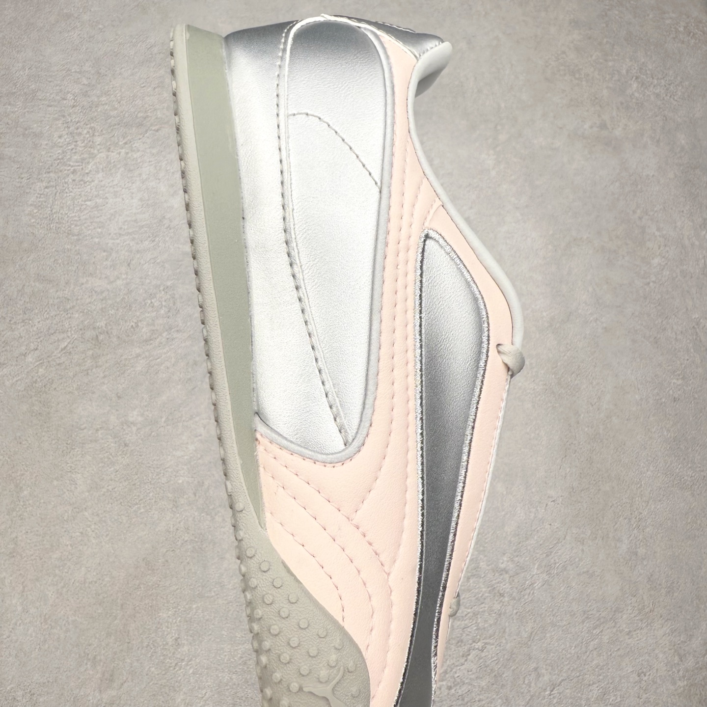 图片[6]-PUMA Speedca Plus 彪马极速赛车系列低帮德训风拼接复古百搭休闲运动赛车鞋 鞋款从80、90年代赛车手所穿的防火赛车鞋为原型，鞋身线条模仿了赛车的流线廓形，体现了空气动力学原理的结构。简约流畅的外观，恰好又和贯穿其中的Formstrip Logo融合恰到好处，视觉上细节丰富且协调。本次Speedcat OG鞋款归来，最大看点自然式保留了窄版鞋型以及薄底构造。这两年各品牌鞋底越做越厚，Speedcat反其道而行之，上脚几乎无鞋底的效果带来耳目一新的视觉体验。鞋面依旧是以质感细腻的麂皮材质打造，并且大面积近乎全包裹的使用，复古味道也愈发浓烈。配色上更是将最原始的黑色和红色带回，向F1赛车队的标志性队服致敬。相信让各位一眼种草的更多是出挑的大红色，上脚即可瞬间点亮整体造型，在以球鞋为核心的OOTD中脱颖而出。而另一款黑色则是低调的万金油，彰显新潮个性的同时又不喧宾夺主，也是热爱简约系穿搭朋友的首选。 尺码：36 37 37.5 38 38.5 39 40 40.5 41 42 42.5 43 44 44.5 45-选品中心