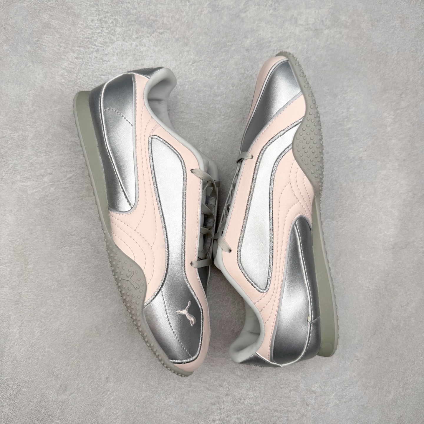 图片[3]-PUMA Speedca Plus 彪马极速赛车系列低帮德训风拼接复古百搭休闲运动赛车鞋 鞋款从80、90年代赛车手所穿的防火赛车鞋为原型，鞋身线条模仿了赛车的流线廓形，体现了空气动力学原理的结构。简约流畅的外观，恰好又和贯穿其中的Formstrip Logo融合恰到好处，视觉上细节丰富且协调。本次Speedcat OG鞋款归来，最大看点自然式保留了窄版鞋型以及薄底构造。这两年各品牌鞋底越做越厚，Speedcat反其道而行之，上脚几乎无鞋底的效果带来耳目一新的视觉体验。鞋面依旧是以质感细腻的麂皮材质打造，并且大面积近乎全包裹的使用，复古味道也愈发浓烈。配色上更是将最原始的黑色和红色带回，向F1赛车队的标志性队服致敬。相信让各位一眼种草的更多是出挑的大红色，上脚即可瞬间点亮整体造型，在以球鞋为核心的OOTD中脱颖而出。而另一款黑色则是低调的万金油，彰显新潮个性的同时又不喧宾夺主，也是热爱简约系穿搭朋友的首选。 尺码：36 37 37.5 38 38.5 39 40 40.5 41 42 42.5 43 44 44.5 45-选品中心