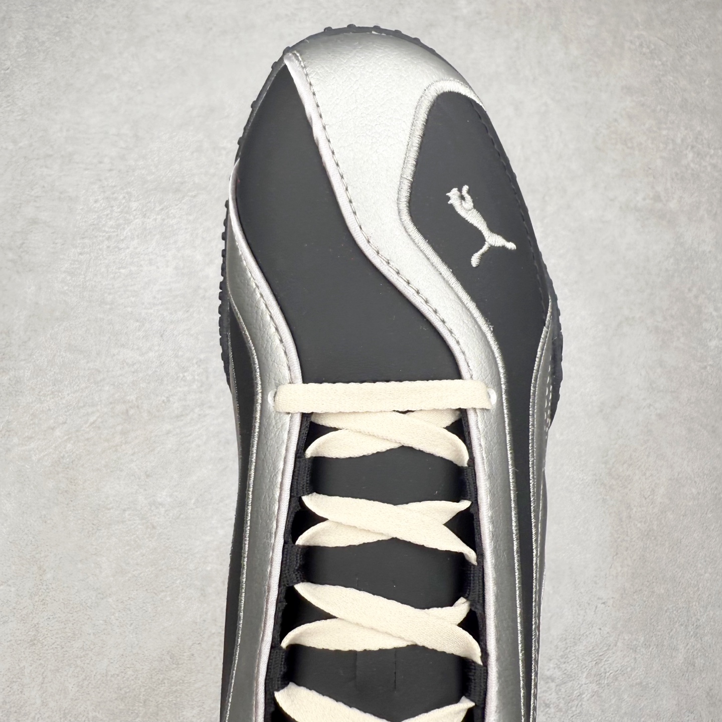 图片[4]-PUMA Speedca Plus 彪马极速赛车系列低帮德训风拼接复古百搭休闲运动赛车鞋 鞋款从80、90年代赛车手所穿的防火赛车鞋为原型，鞋身线条模仿了赛车的流线廓形，体现了空气动力学原理的结构。简约流畅的外观，恰好又和贯穿其中的Formstrip Logo融合恰到好处，视觉上细节丰富且协调。本次Speedcat OG鞋款归来，最大看点自然式保留了窄版鞋型以及薄底构造。这两年各品牌鞋底越做越厚，Speedcat反其道而行之，上脚几乎无鞋底的效果带来耳目一新的视觉体验。鞋面依旧是以质感细腻的麂皮材质打造，并且大面积近乎全包裹的使用，复古味道也愈发浓烈。配色上更是将最原始的黑色和红色带回，向F1赛车队的标志性队服致敬。相信让各位一眼种草的更多是出挑的大红色，上脚即可瞬间点亮整体造型，在以球鞋为核心的OOTD中脱颖而出。而另一款黑色则是低调的万金油，彰显新潮个性的同时又不喧宾夺主，也是热爱简约系穿搭朋友的首选。 尺码：36 37 37.5 38 38.5 39 40 40.5 41 42 42.5 43 44 44.5 45-选品中心