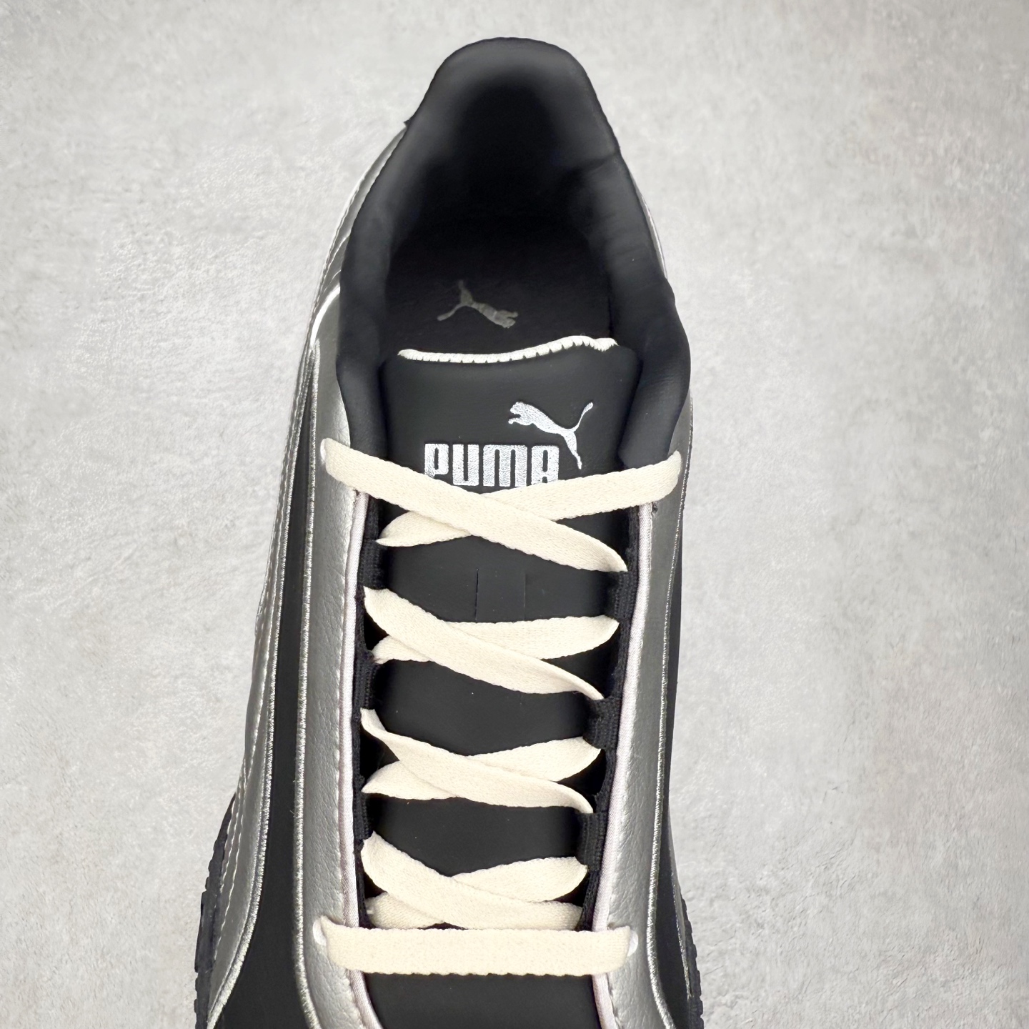 图片[5]-PUMA Speedca Plus 彪马极速赛车系列低帮德训风拼接复古百搭休闲运动赛车鞋 鞋款从80、90年代赛车手所穿的防火赛车鞋为原型，鞋身线条模仿了赛车的流线廓形，体现了空气动力学原理的结构。简约流畅的外观，恰好又和贯穿其中的Formstrip Logo融合恰到好处，视觉上细节丰富且协调。本次Speedcat OG鞋款归来，最大看点自然式保留了窄版鞋型以及薄底构造。这两年各品牌鞋底越做越厚，Speedcat反其道而行之，上脚几乎无鞋底的效果带来耳目一新的视觉体验。鞋面依旧是以质感细腻的麂皮材质打造，并且大面积近乎全包裹的使用，复古味道也愈发浓烈。配色上更是将最原始的黑色和红色带回，向F1赛车队的标志性队服致敬。相信让各位一眼种草的更多是出挑的大红色，上脚即可瞬间点亮整体造型，在以球鞋为核心的OOTD中脱颖而出。而另一款黑色则是低调的万金油，彰显新潮个性的同时又不喧宾夺主，也是热爱简约系穿搭朋友的首选。 尺码：36 37 37.5 38 38.5 39 40 40.5 41 42 42.5 43 44 44.5 45-选品中心