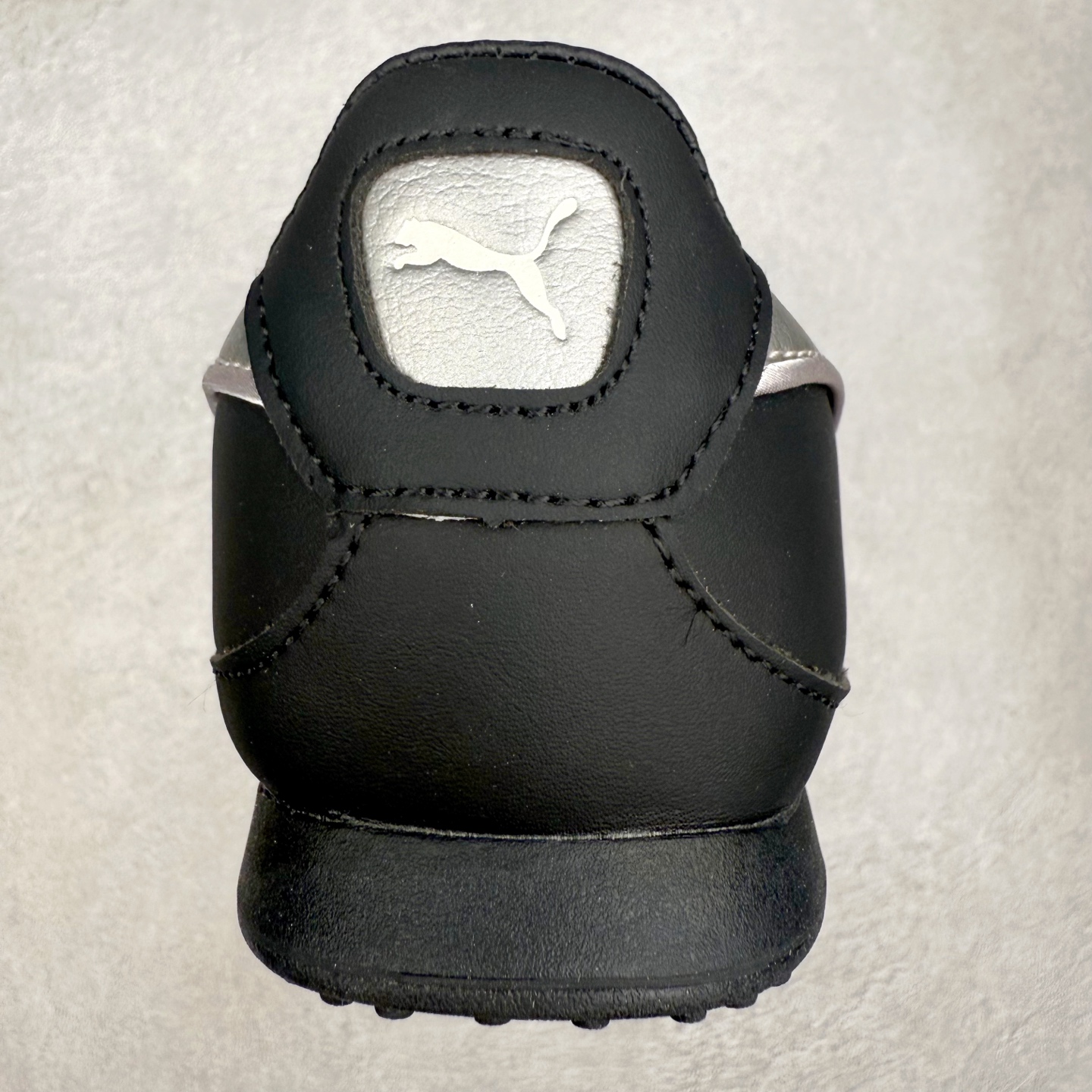 图片[8]-PUMA Speedca Plus 彪马极速赛车系列低帮德训风拼接复古百搭休闲运动赛车鞋 鞋款从80、90年代赛车手所穿的防火赛车鞋为原型，鞋身线条模仿了赛车的流线廓形，体现了空气动力学原理的结构。简约流畅的外观，恰好又和贯穿其中的Formstrip Logo融合恰到好处，视觉上细节丰富且协调。本次Speedcat OG鞋款归来，最大看点自然式保留了窄版鞋型以及薄底构造。这两年各品牌鞋底越做越厚，Speedcat反其道而行之，上脚几乎无鞋底的效果带来耳目一新的视觉体验。鞋面依旧是以质感细腻的麂皮材质打造，并且大面积近乎全包裹的使用，复古味道也愈发浓烈。配色上更是将最原始的黑色和红色带回，向F1赛车队的标志性队服致敬。相信让各位一眼种草的更多是出挑的大红色，上脚即可瞬间点亮整体造型，在以球鞋为核心的OOTD中脱颖而出。而另一款黑色则是低调的万金油，彰显新潮个性的同时又不喧宾夺主，也是热爱简约系穿搭朋友的首选。 尺码：36 37 37.5 38 38.5 39 40 40.5 41 42 42.5 43 44 44.5 45-选品中心