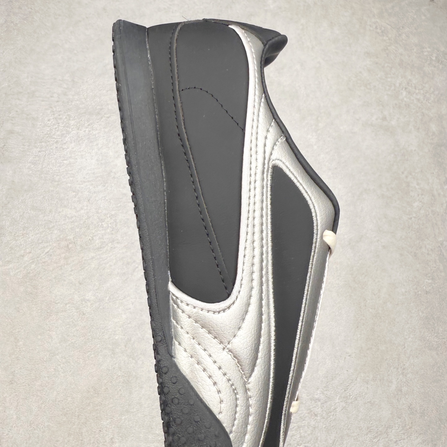 图片[6]-PUMA Speedca Plus 彪马极速赛车系列低帮德训风拼接复古百搭休闲运动赛车鞋 鞋款从80、90年代赛车手所穿的防火赛车鞋为原型，鞋身线条模仿了赛车的流线廓形，体现了空气动力学原理的结构。简约流畅的外观，恰好又和贯穿其中的Formstrip Logo融合恰到好处，视觉上细节丰富且协调。本次Speedcat OG鞋款归来，最大看点自然式保留了窄版鞋型以及薄底构造。这两年各品牌鞋底越做越厚，Speedcat反其道而行之，上脚几乎无鞋底的效果带来耳目一新的视觉体验。鞋面依旧是以质感细腻的麂皮材质打造，并且大面积近乎全包裹的使用，复古味道也愈发浓烈。配色上更是将最原始的黑色和红色带回，向F1赛车队的标志性队服致敬。相信让各位一眼种草的更多是出挑的大红色，上脚即可瞬间点亮整体造型，在以球鞋为核心的OOTD中脱颖而出。而另一款黑色则是低调的万金油，彰显新潮个性的同时又不喧宾夺主，也是热爱简约系穿搭朋友的首选。 尺码：36 37 37.5 38 38.5 39 40 40.5 41 42 42.5 43 44 44.5 45-选品中心