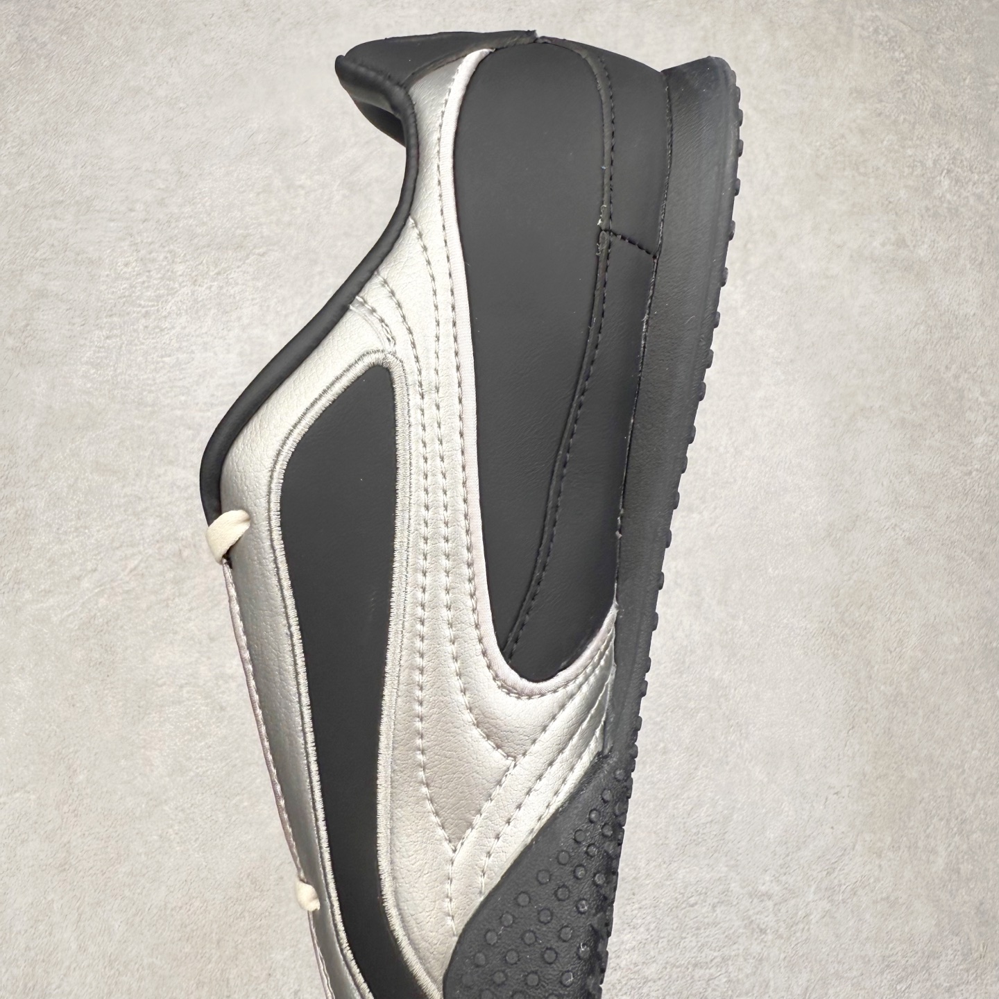 图片[7]-PUMA Speedca Plus 彪马极速赛车系列低帮德训风拼接复古百搭休闲运动赛车鞋 鞋款从80、90年代赛车手所穿的防火赛车鞋为原型，鞋身线条模仿了赛车的流线廓形，体现了空气动力学原理的结构。简约流畅的外观，恰好又和贯穿其中的Formstrip Logo融合恰到好处，视觉上细节丰富且协调。本次Speedcat OG鞋款归来，最大看点自然式保留了窄版鞋型以及薄底构造。这两年各品牌鞋底越做越厚，Speedcat反其道而行之，上脚几乎无鞋底的效果带来耳目一新的视觉体验。鞋面依旧是以质感细腻的麂皮材质打造，并且大面积近乎全包裹的使用，复古味道也愈发浓烈。配色上更是将最原始的黑色和红色带回，向F1赛车队的标志性队服致敬。相信让各位一眼种草的更多是出挑的大红色，上脚即可瞬间点亮整体造型，在以球鞋为核心的OOTD中脱颖而出。而另一款黑色则是低调的万金油，彰显新潮个性的同时又不喧宾夺主，也是热爱简约系穿搭朋友的首选。 尺码：36 37 37.5 38 38.5 39 40 40.5 41 42 42.5 43 44 44.5 45-选品中心