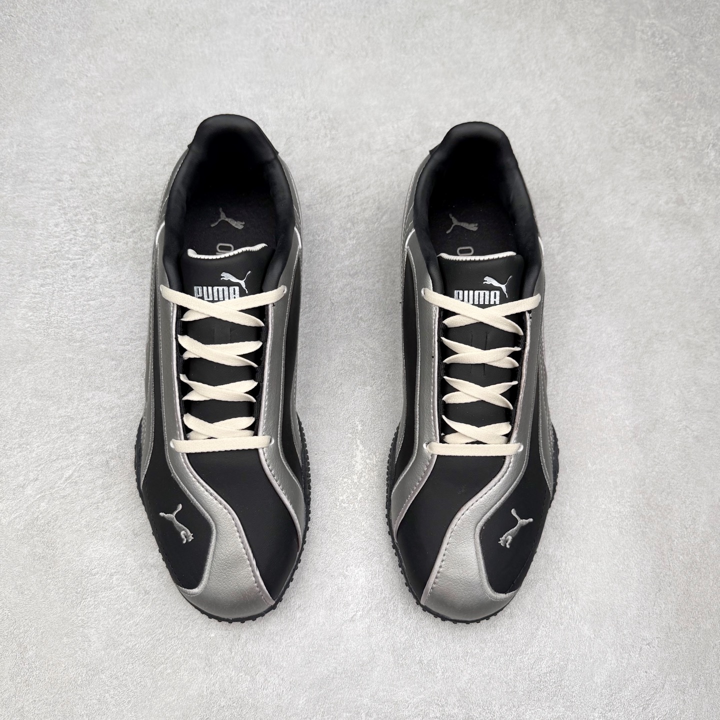 图片[2]-PUMA Speedca Plus 彪马极速赛车系列低帮德训风拼接复古百搭休闲运动赛车鞋 鞋款从80、90年代赛车手所穿的防火赛车鞋为原型，鞋身线条模仿了赛车的流线廓形，体现了空气动力学原理的结构。简约流畅的外观，恰好又和贯穿其中的Formstrip Logo融合恰到好处，视觉上细节丰富且协调。本次Speedcat OG鞋款归来，最大看点自然式保留了窄版鞋型以及薄底构造。这两年各品牌鞋底越做越厚，Speedcat反其道而行之，上脚几乎无鞋底的效果带来耳目一新的视觉体验。鞋面依旧是以质感细腻的麂皮材质打造，并且大面积近乎全包裹的使用，复古味道也愈发浓烈。配色上更是将最原始的黑色和红色带回，向F1赛车队的标志性队服致敬。相信让各位一眼种草的更多是出挑的大红色，上脚即可瞬间点亮整体造型，在以球鞋为核心的OOTD中脱颖而出。而另一款黑色则是低调的万金油，彰显新潮个性的同时又不喧宾夺主，也是热爱简约系穿搭朋友的首选。 尺码：36 37 37.5 38 38.5 39 40 40.5 41 42 42.5 43 44 44.5 45-选品中心